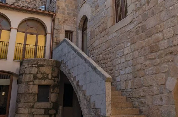 Escalera de piedra y ventanas del Pati de l’Abadia en Breda