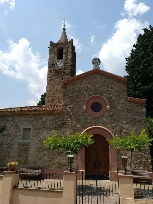 Fachada de piedra y campanario de la iglesia de Sant Joan de Campins
