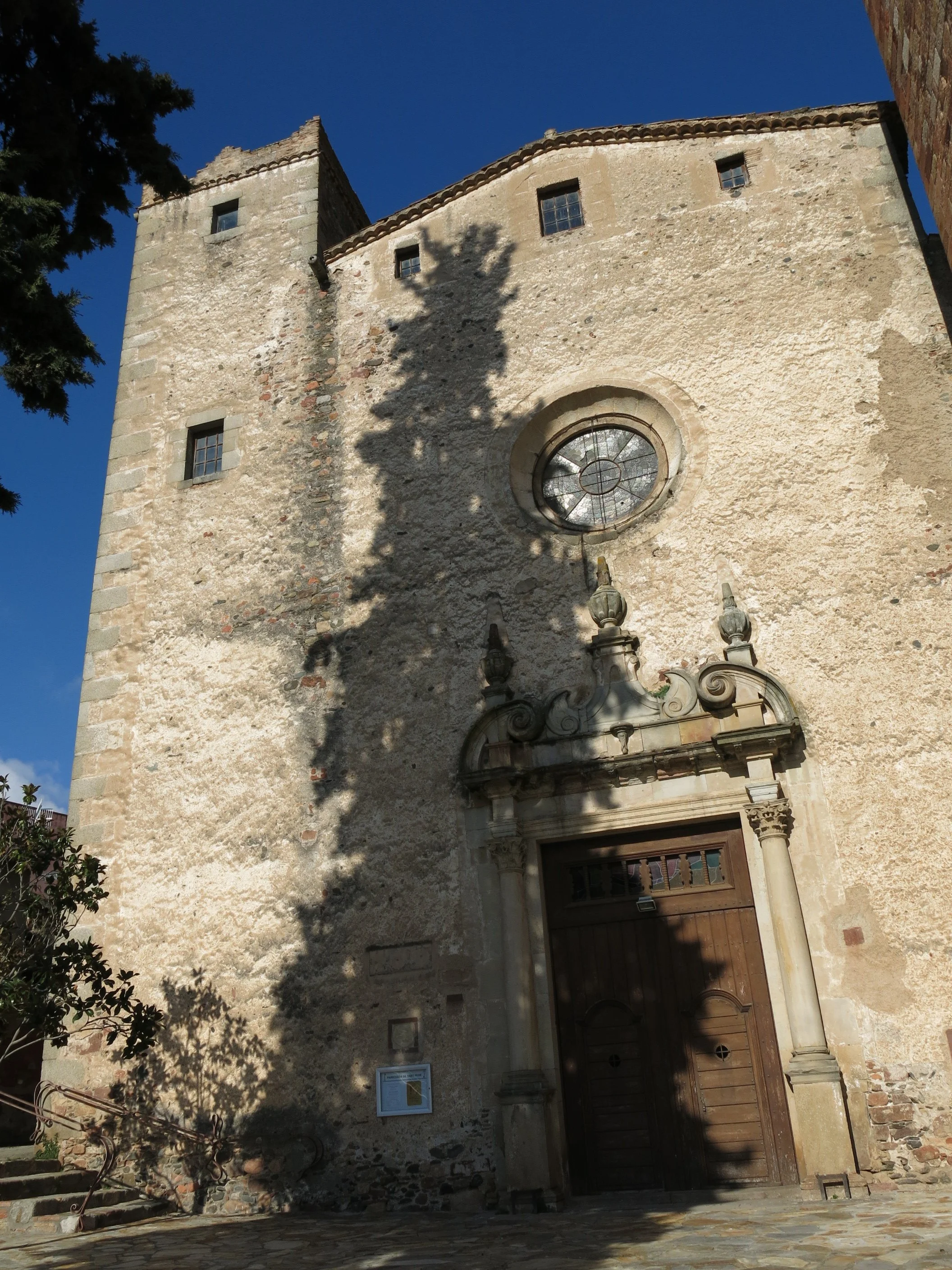 Fachada de la iglesia de Sant Pere de Vilamajor