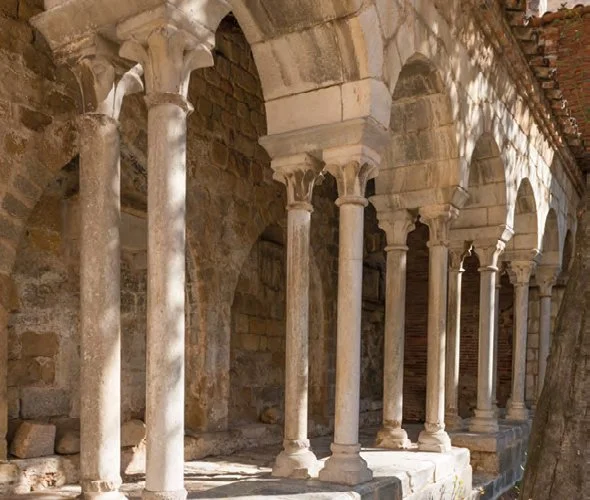 Arcos y columnas del ala norte del claustro de Sant Salvador de Breda
