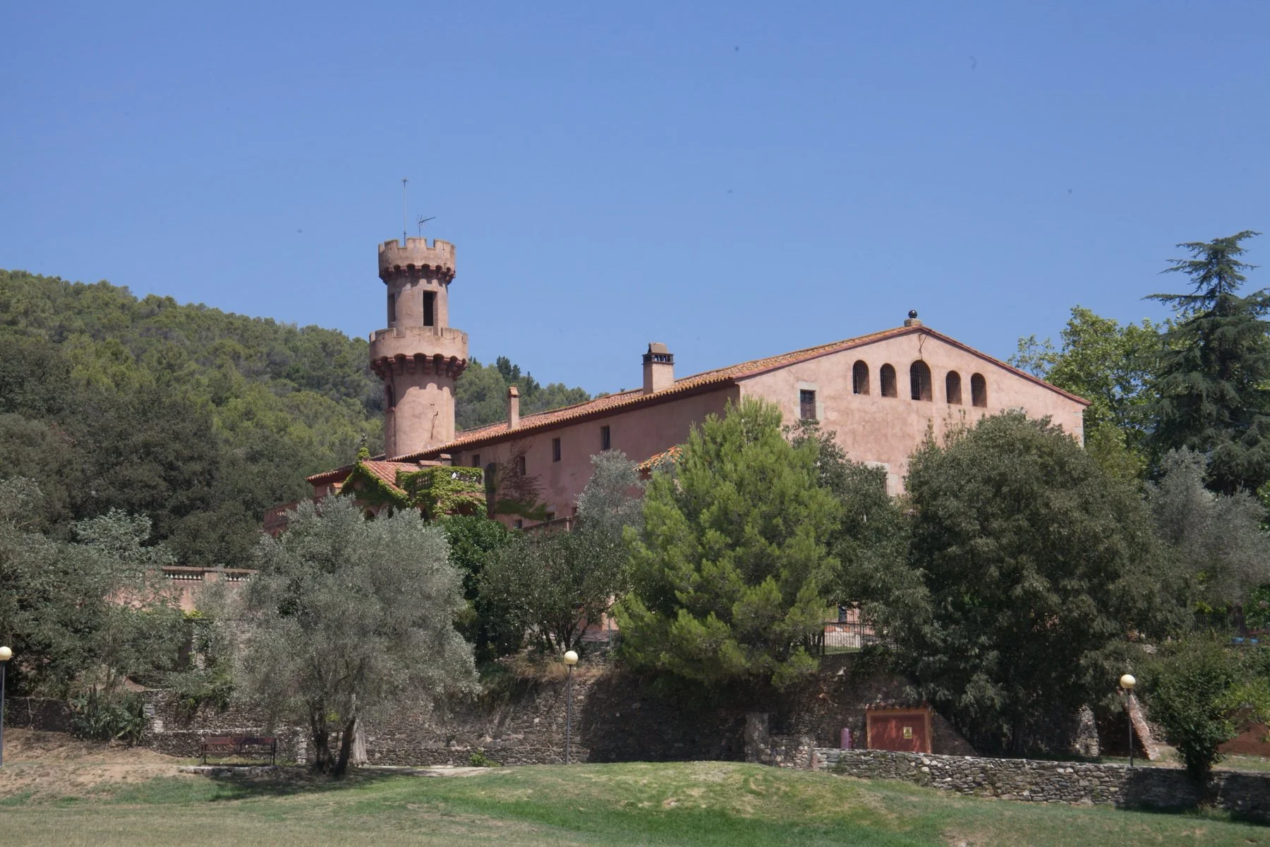 Castell de Fluvià en Sant Esteve de Palautordera, con su torre y la masía rodeadas de árboles