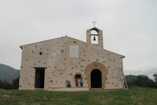 Fachada y campanario de la ermita de Sant Elies, en Sant Pere de Vilamajor