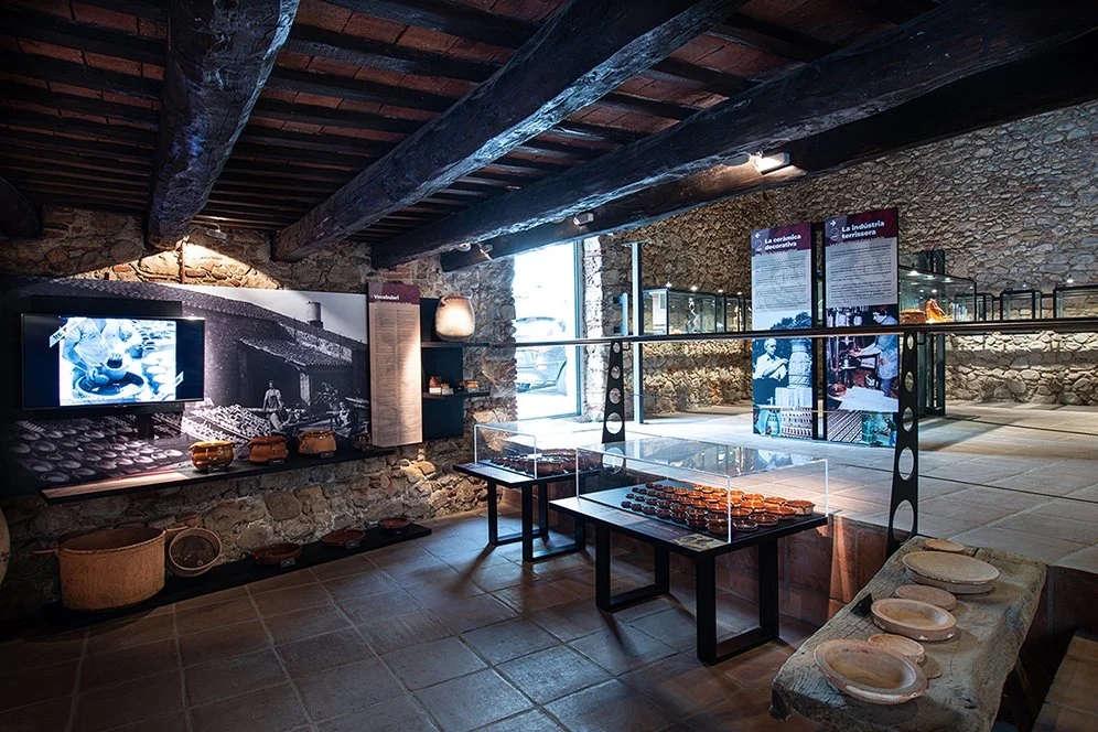 Exposición de cerámica en el Centre Cultural Els Forns de Breda