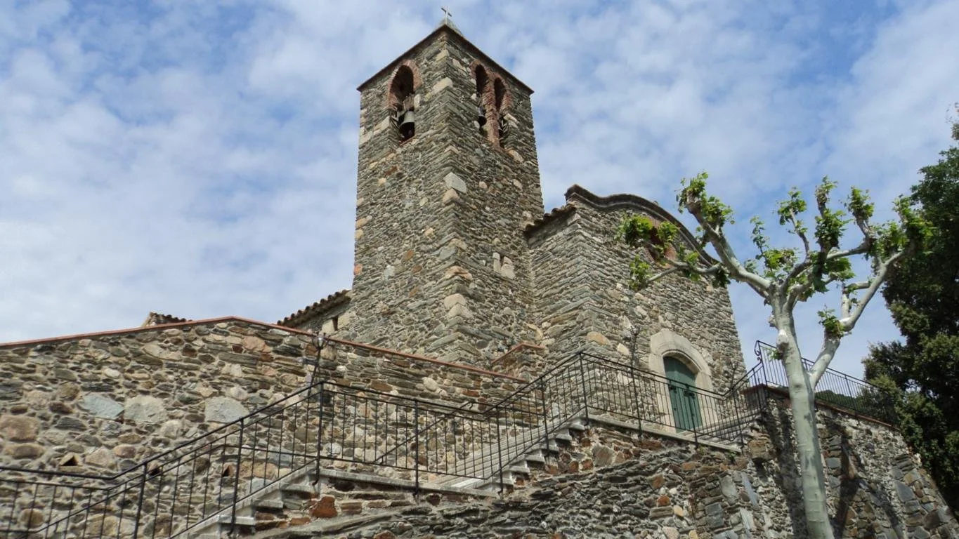 Iglesia de Sant Martí de Mosqueroles, con fachada y campanario de piedra en Fogars de Montclús