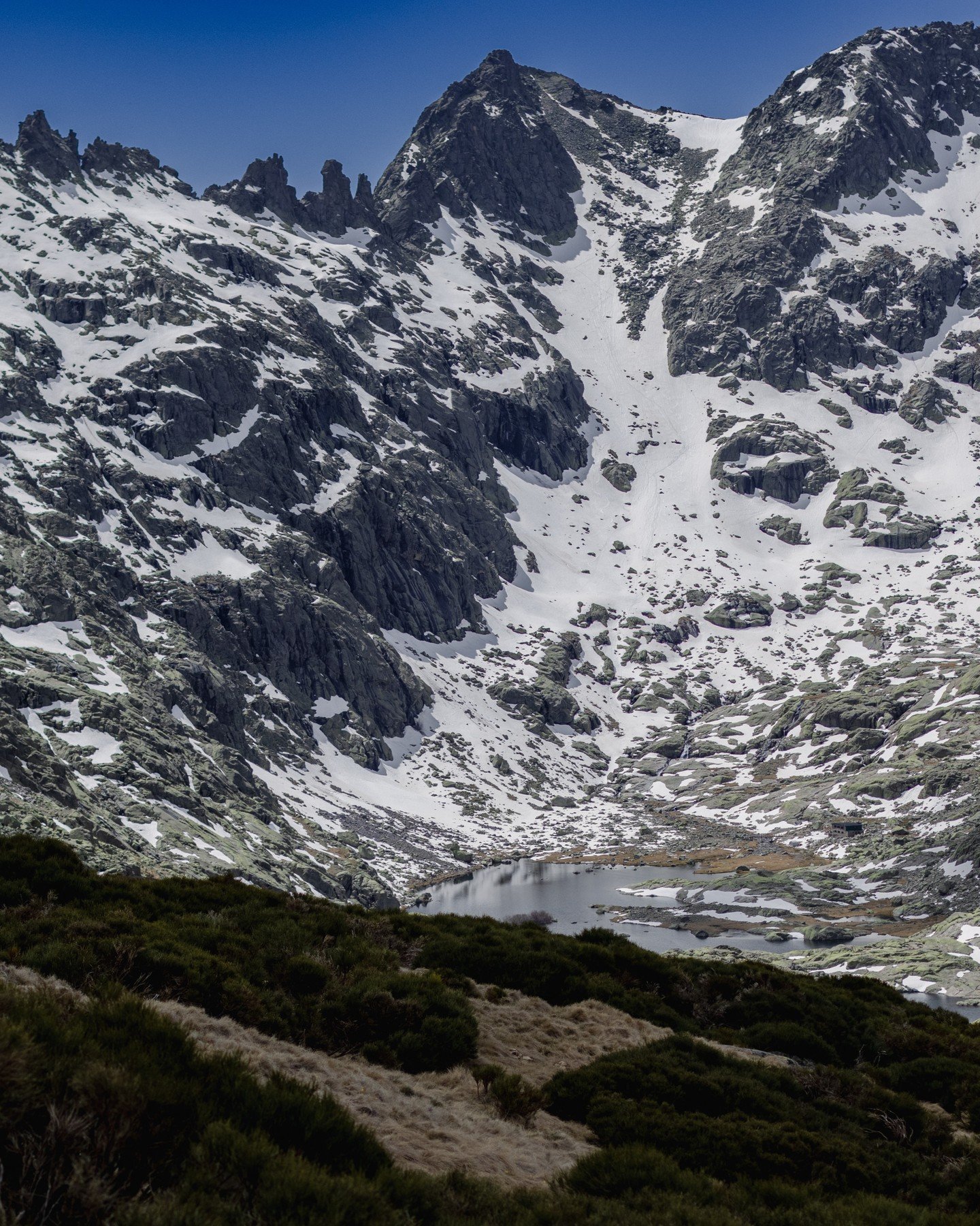 If you are staying in Spain 🇪🇸 and you love mountains 🏔️, give this a minute your time. 

The beautiful mountain range of Gredos offers stunning views. Just south of Hoyos del Espino is one of the nicely stoned trails, Senda de la Laguna Grande, t