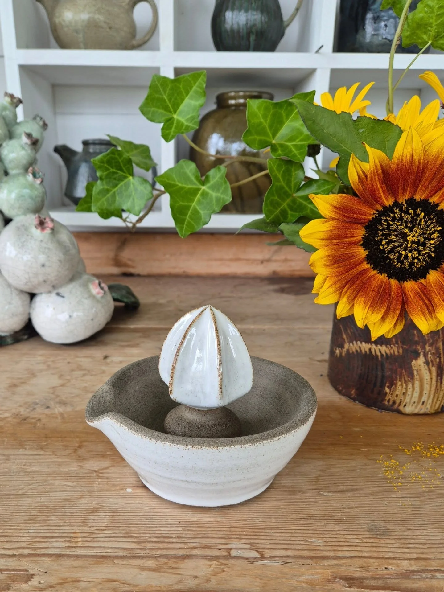 Nu finns några citruspressmortlar färdiga i verkstadsbutiken! Även nygräddade äggkoppar finns och en rejäl balja som ny fått samma form som mina mer normalstora tekoppar. Rymmer 8-9 deciliter🫖 #formfrånsk&a