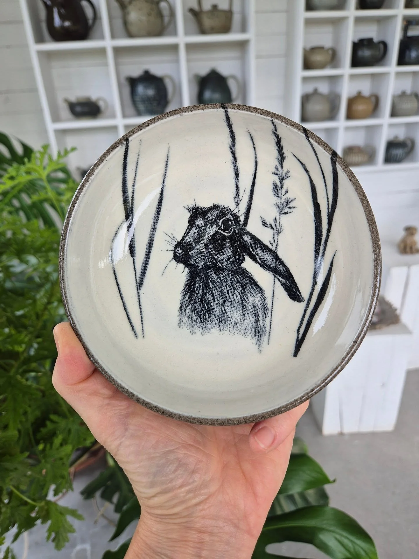 Nu i helgen 27-28 september är det konstrunda här på Mälaröarna! Jag ställer som vanligt ut i min verkstad i Skå och visar ny brukskeramik och skulpturer.
På konstringen.se hittar ni information om alla utst