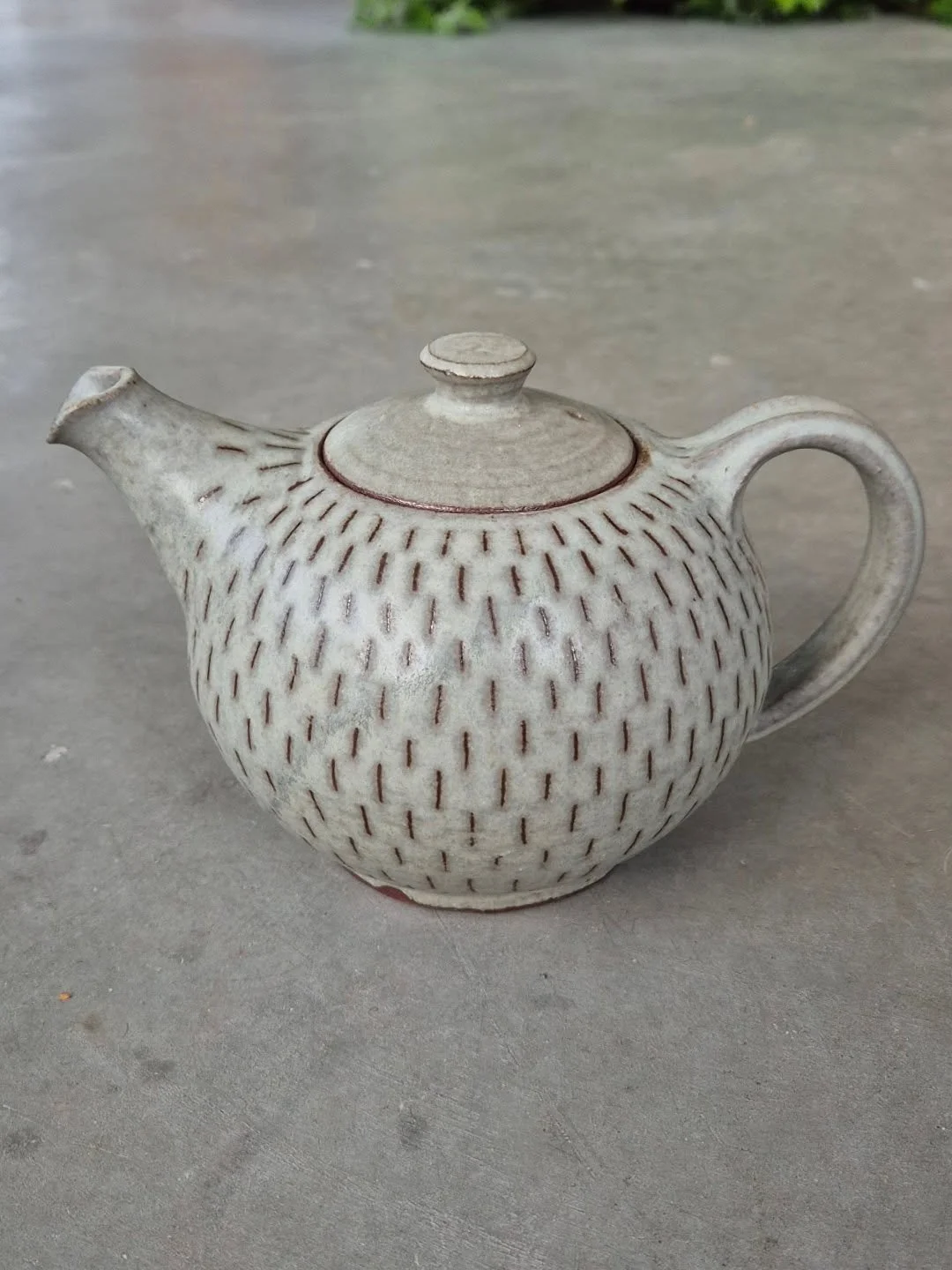 Det är konstrunda i helgen! Här blandas brukskeramik och skulpturer. Nya tekannor finns i hyllorna och så blir det kaffe o kaka i verkstan för alla. Välkomna välkomna! ☕️🐇🫖
#konstringen #Mälaröarna ##formfr