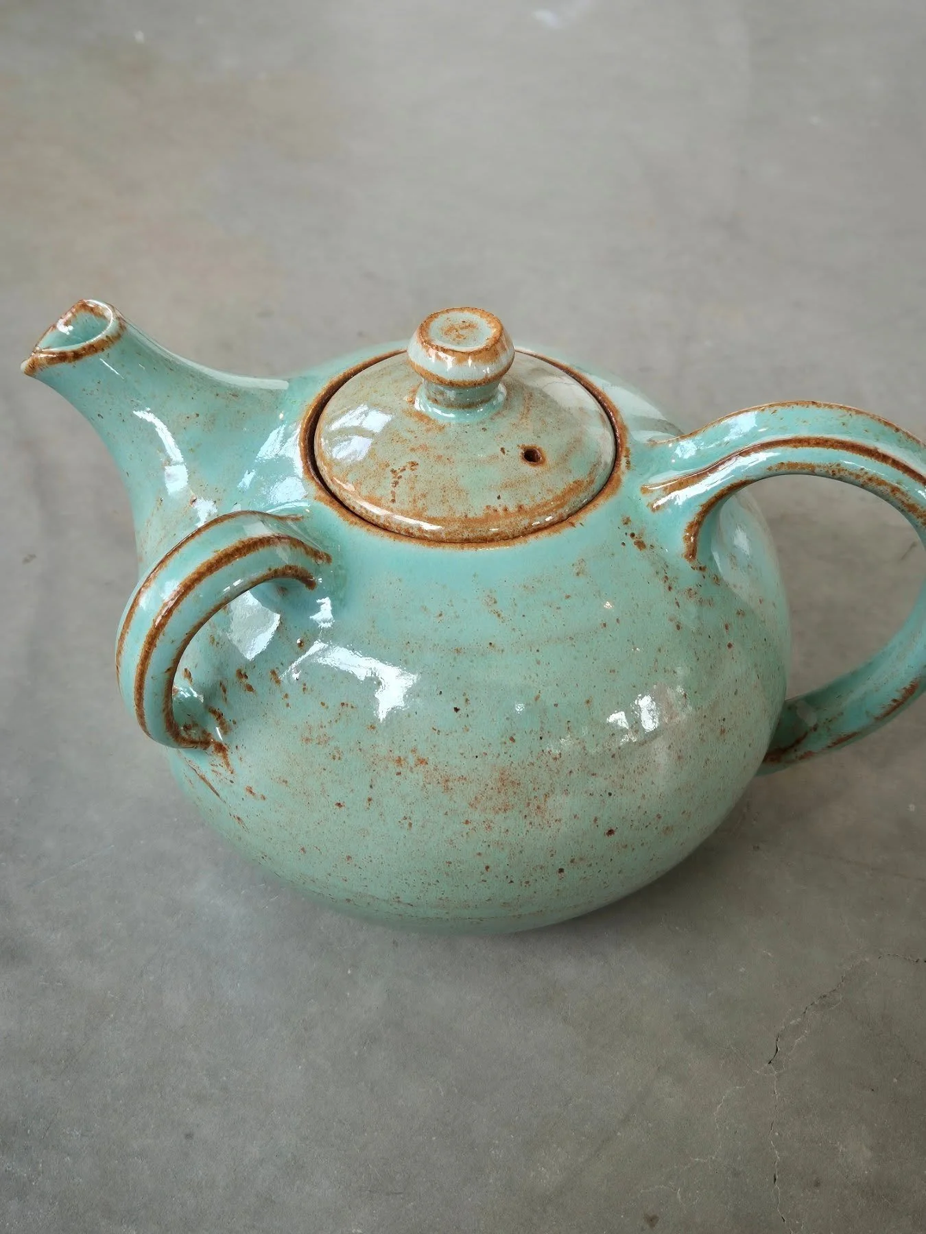I dag kom hösten 🍂 en tekanna kan eventuellt lindra besvären. Den här är drejad i en mörkt röd stengodlera med en ljust turkosgrön glasyr som låter leran bryta igenom så fint på kanterna🍂
#tekann