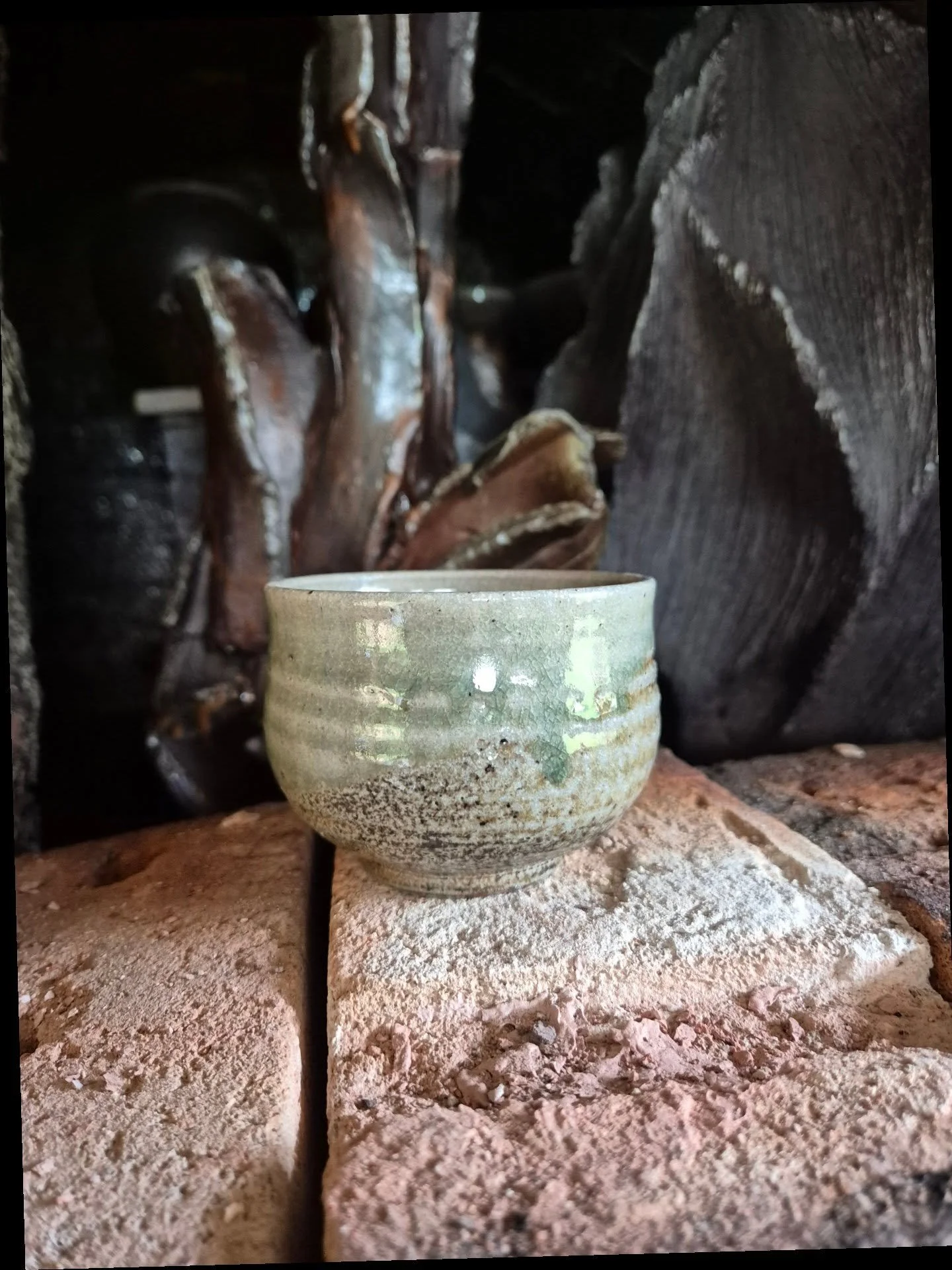 Den här veckan har jag spenderat fyra fantastiska dagar på @alsta.folkhogskola i fina Fränsta. Och roligare än så här kan det ju knappast bli för en keramiker. Krukor har vedeldats och jag har fått häng