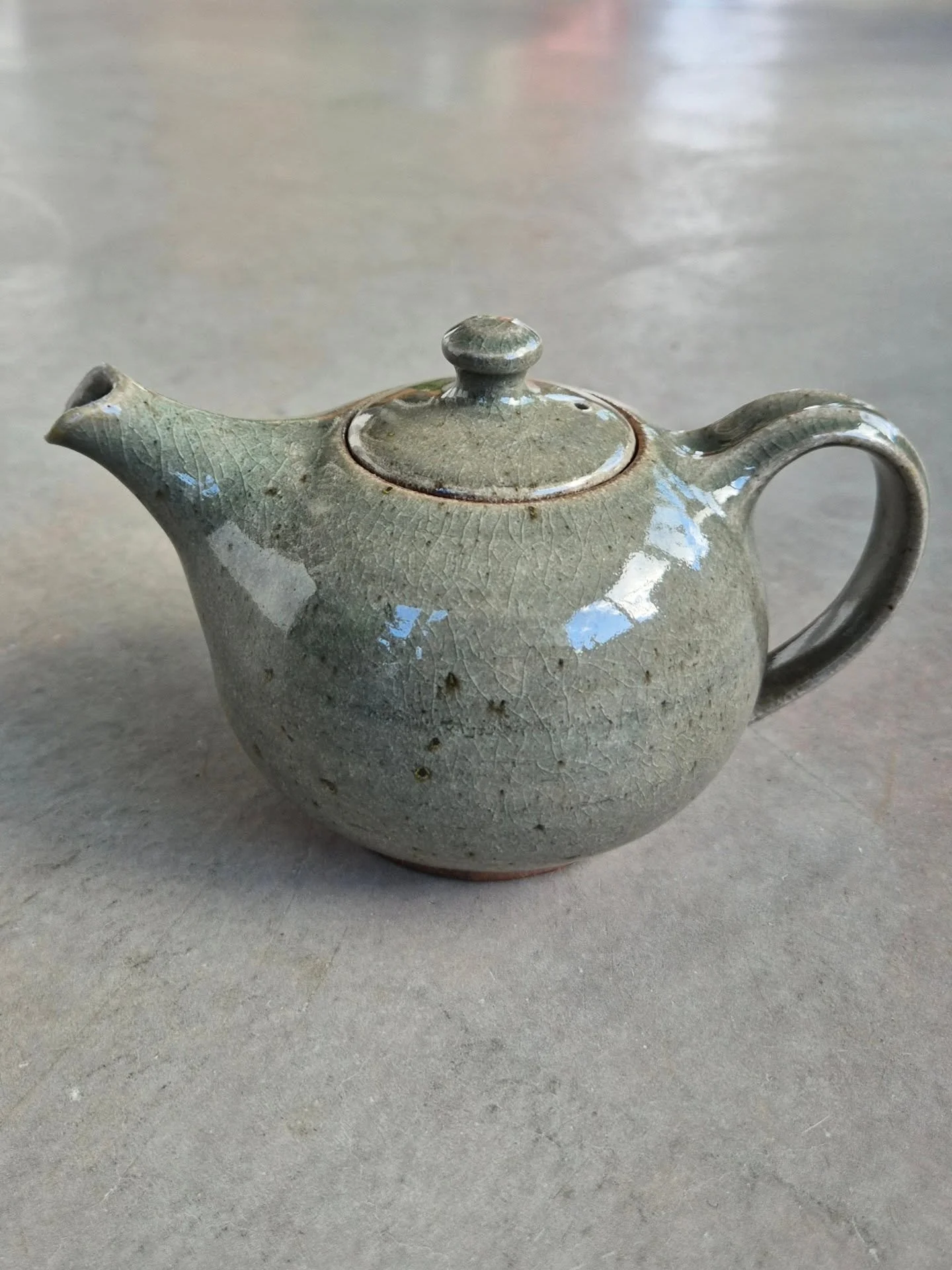 Här kommer några pärlor från veckans vedbränning med @konstlinjen_alsta 🔥 så fint att man får en tår i ögat om ni frågar mig! Vedbränt plus lite salt och glasyrerna är: #celadon #shin