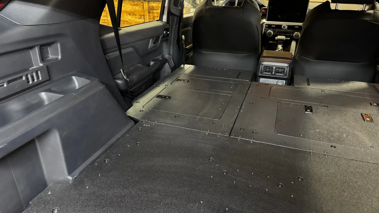 toyota-4runner-2025-present-6th-gen-hybrid-stealth-sleep-package-6479532.webp