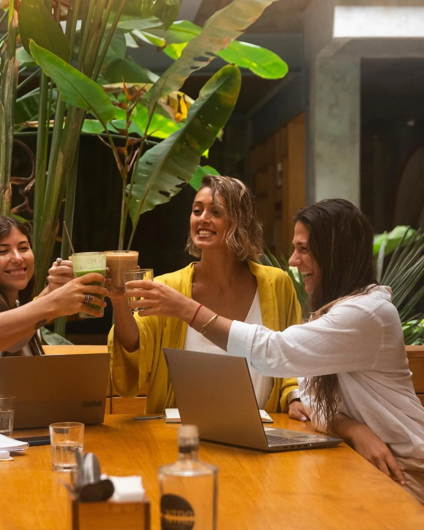 As&iacute; se ve un equipo que trabaja con prop&oacute;sito: colaboraci&oacute;n, claridad y bienestar al centro.
No se trata solo de hacer m&aacute;s, sino de hacerlo mejor&hellip; juntas. 🤍
Cuando la cultura se vive, se nota. 

#wellness #teamwork