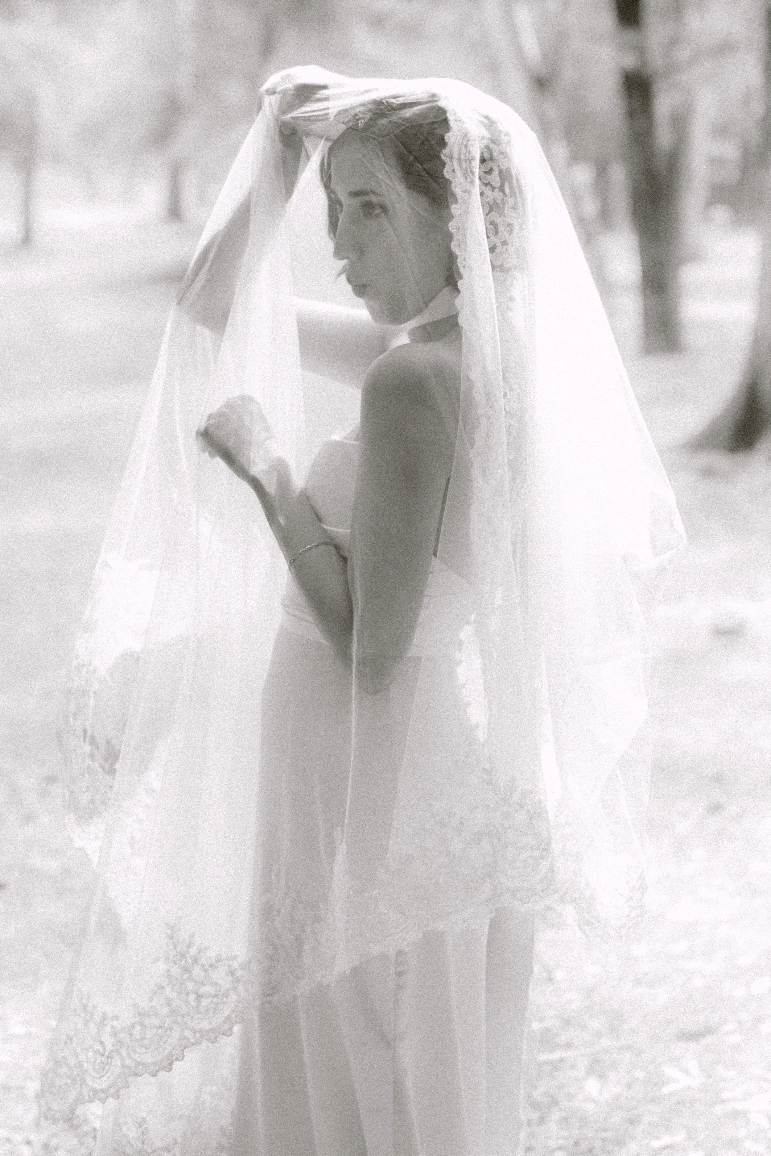 Mujer con vestido de novia y velo en un parque