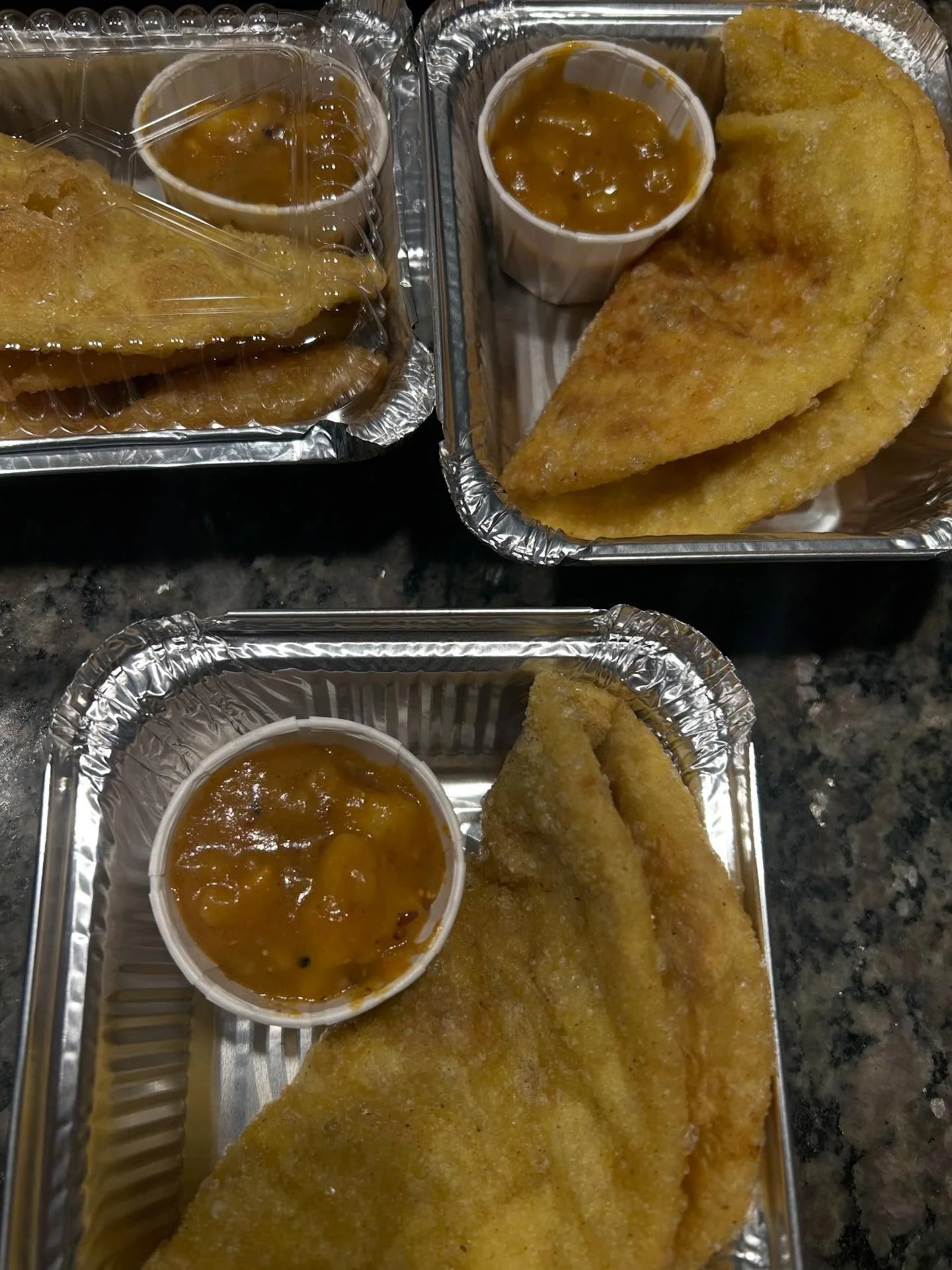 Daal puri (fried bread with a spiced lentil filling) + mango chutney at the @potsdamcoop 🥭🔥