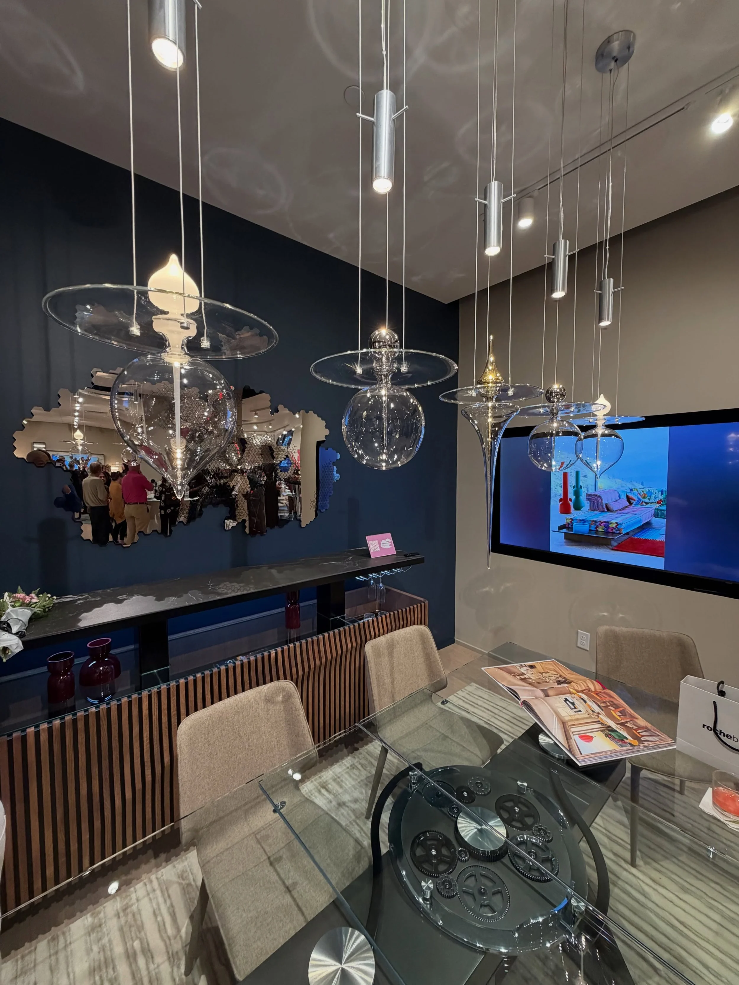 Good design and even better company. ✨🥂

Last night, @rochebobois threw the grand opening party for their relocation, and they did not come to play! There were showstopping vignettes around every corner, florals everywhere, drinks flowing, a custom 