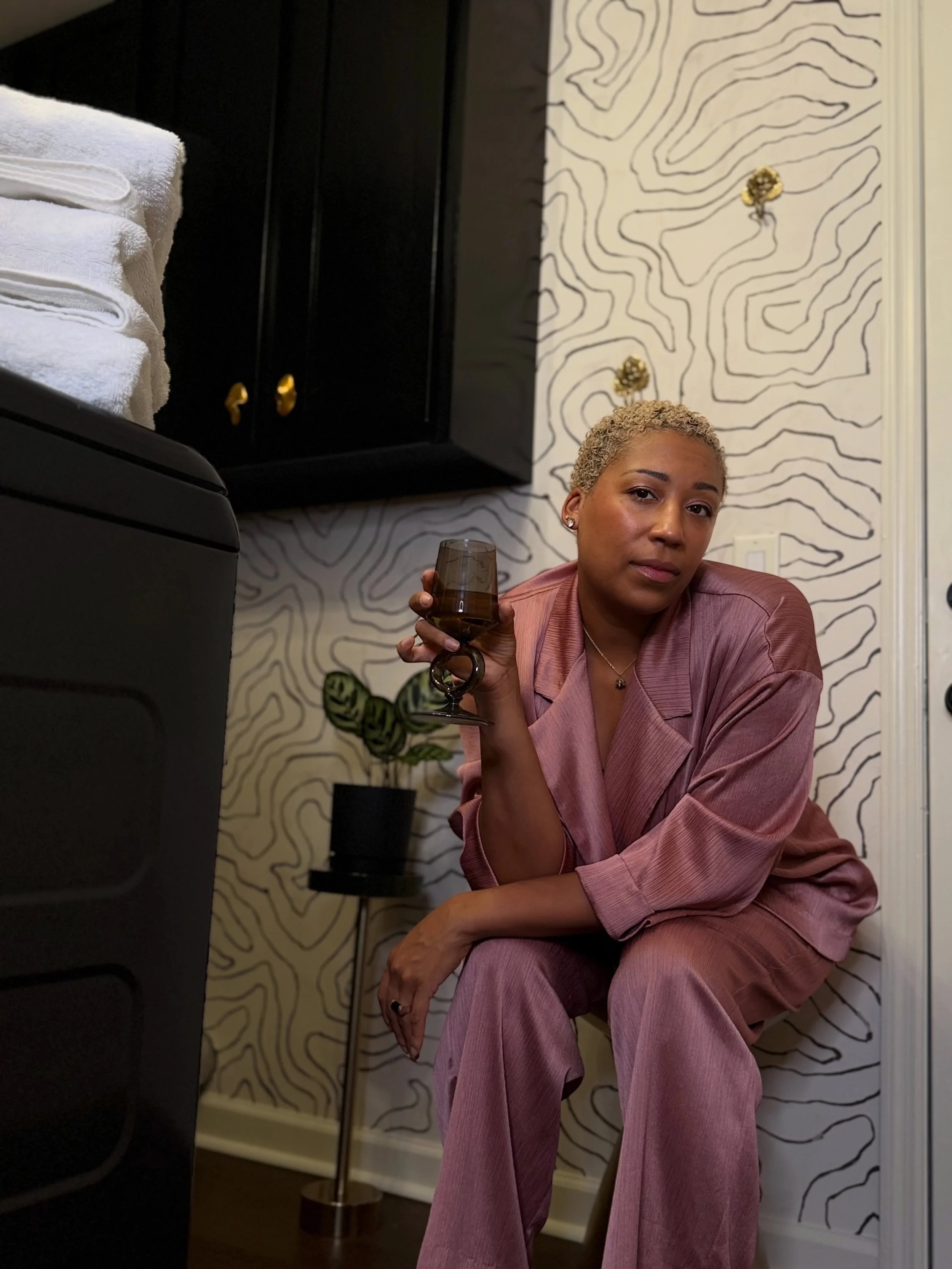 POV: Life said &ldquo;plot twist&rdquo; and I said &ldquo;say less.&rdquo; 📸✨

Swipe, because a lot has happened:

My laundry room design got a whole photoshoot (yes, a laundry room, we don&rsquo;t do boring rooms over here). My younger self is curr