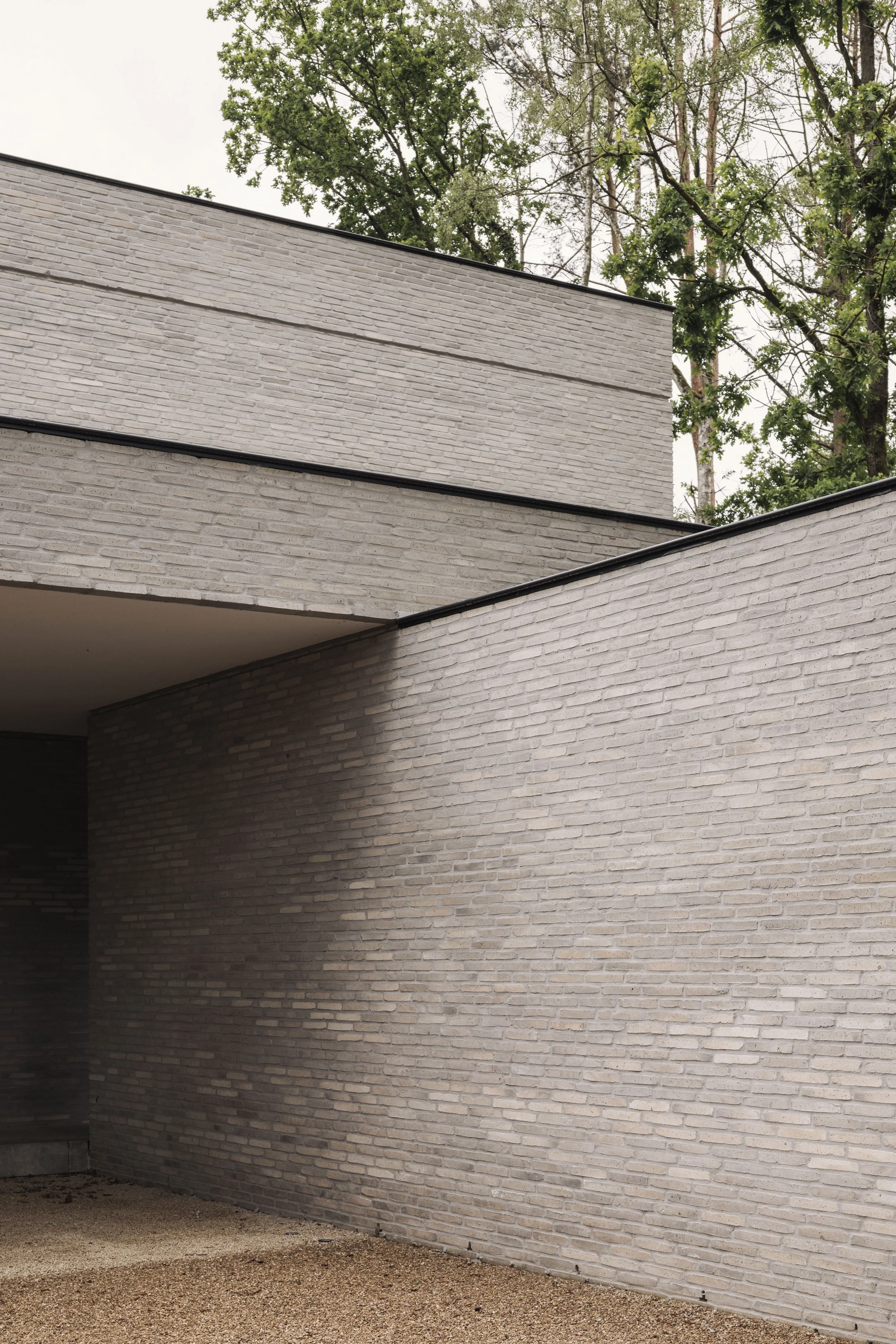 detailfoto van minimalistische architectuur in lichtgrijs genuanceerde baskteen