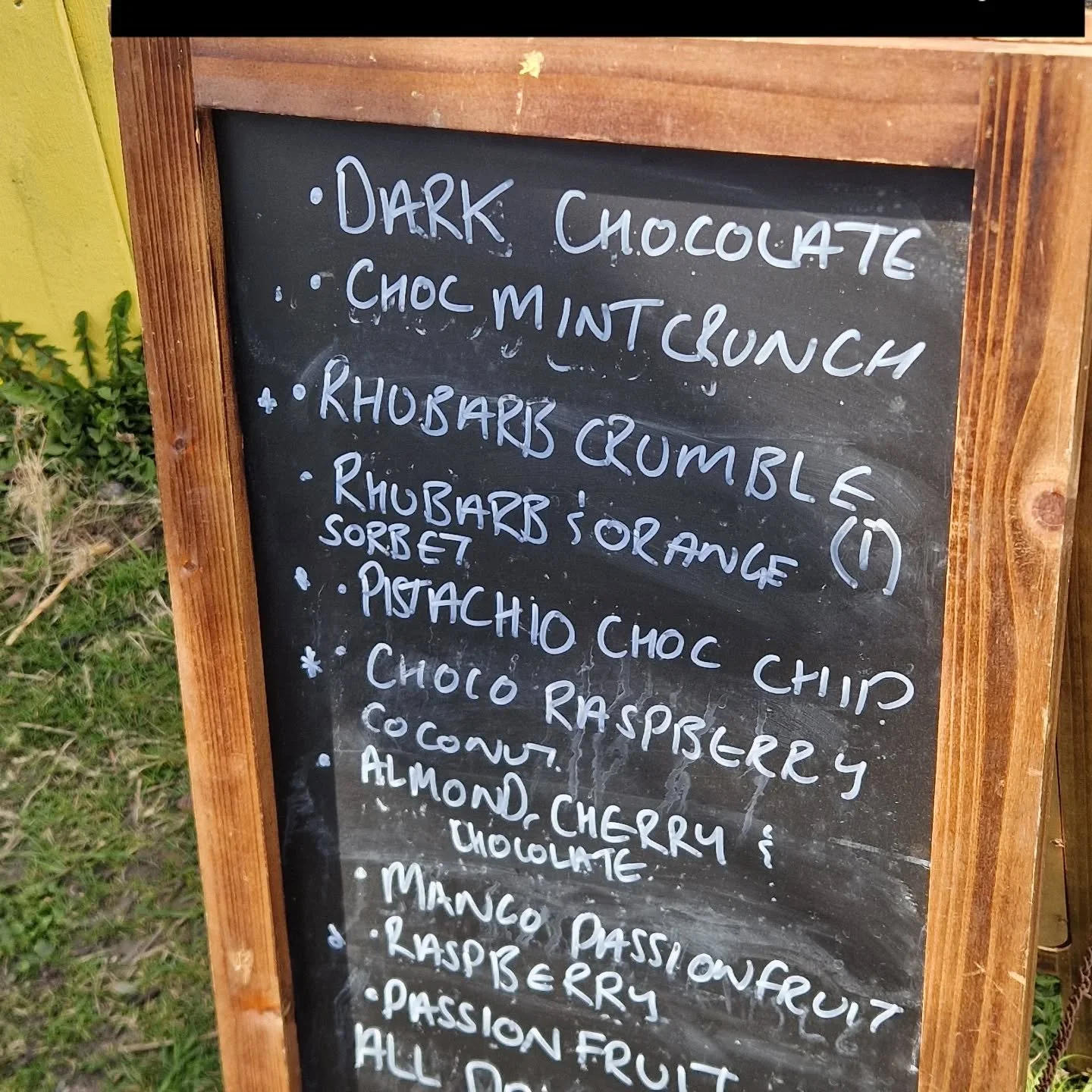 Crazy winds out there so I'm keeping the sign close to the shack.

Open till 5 though I may be in the house kitchen making soup.

I'll be keeping an eye out for brave souls.

#windy #coastal #speyside #northsea #saturdaytreat