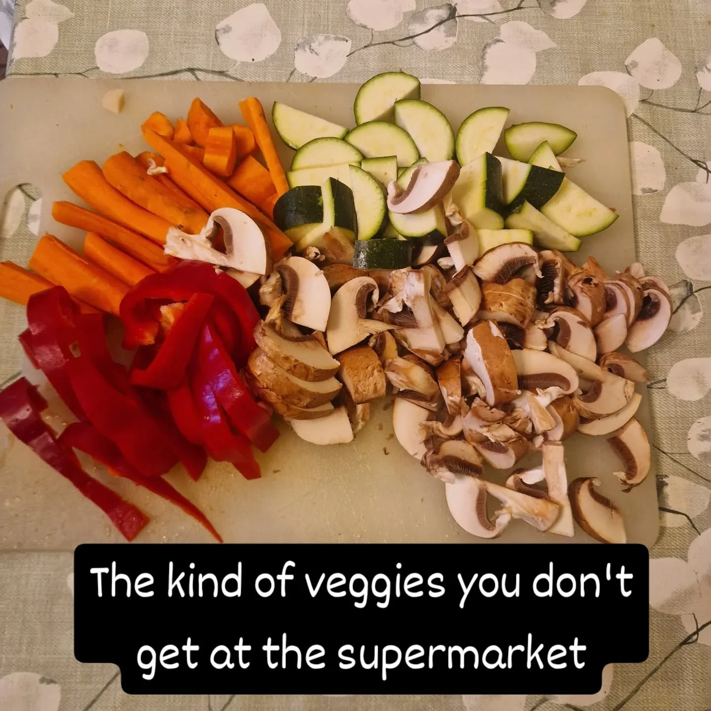 No plastic, no nasties, no anaemic colourings.

Top taste, top texture, top goodness.

A delicious noodle stir fry dinner last night with veggies from @refillosophy.abdn 

#shoplocal for this quality and #noplastic produce.

#refill #earthday #suppor