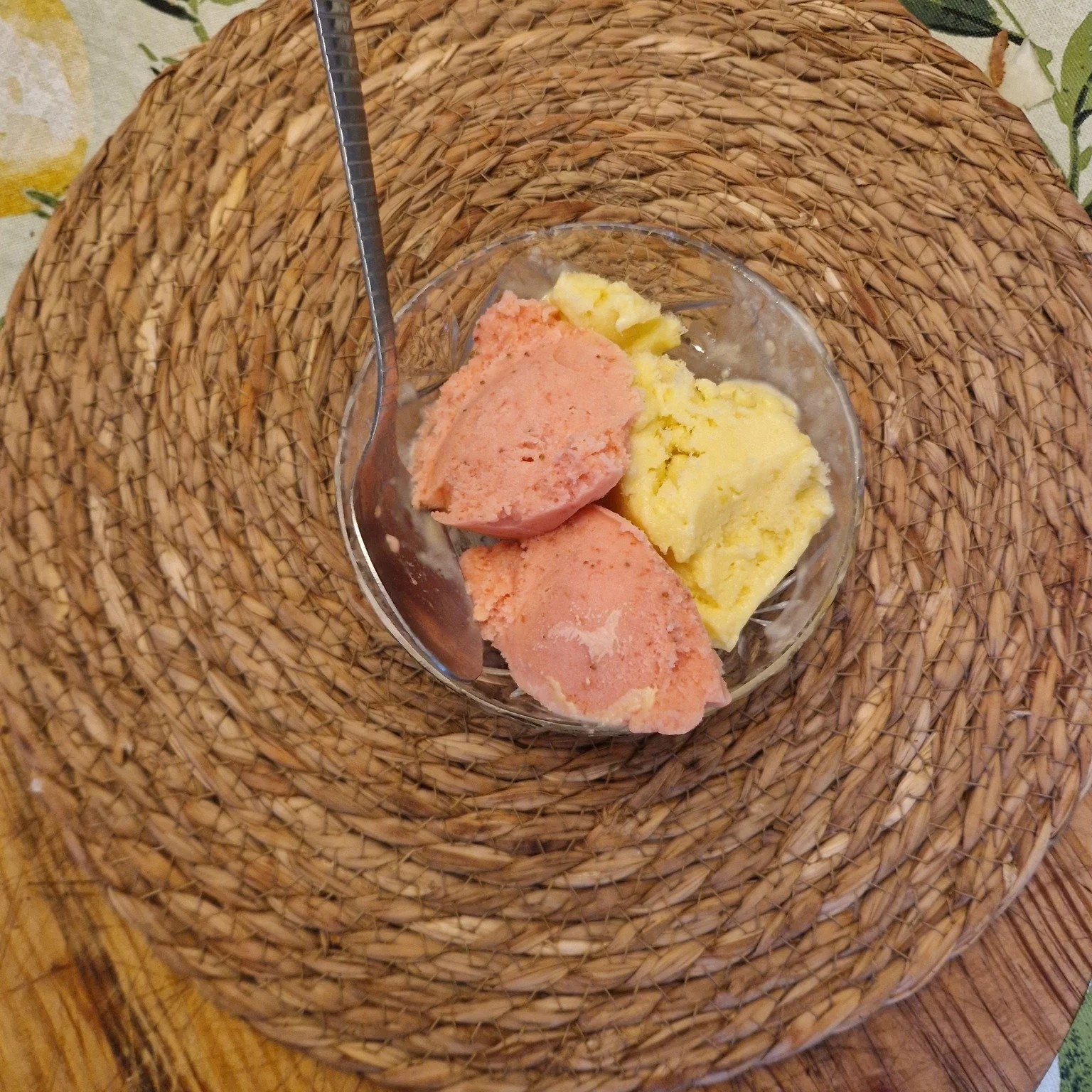 Some rhubarb and custard colours going on here.
It's not, it's mango and passionfruit, and Strawberry - a lovely combo.

Lots of fruit pots in the shack this weekend. Message to order and look out for the full freezer stock post later on.

#weekendtr