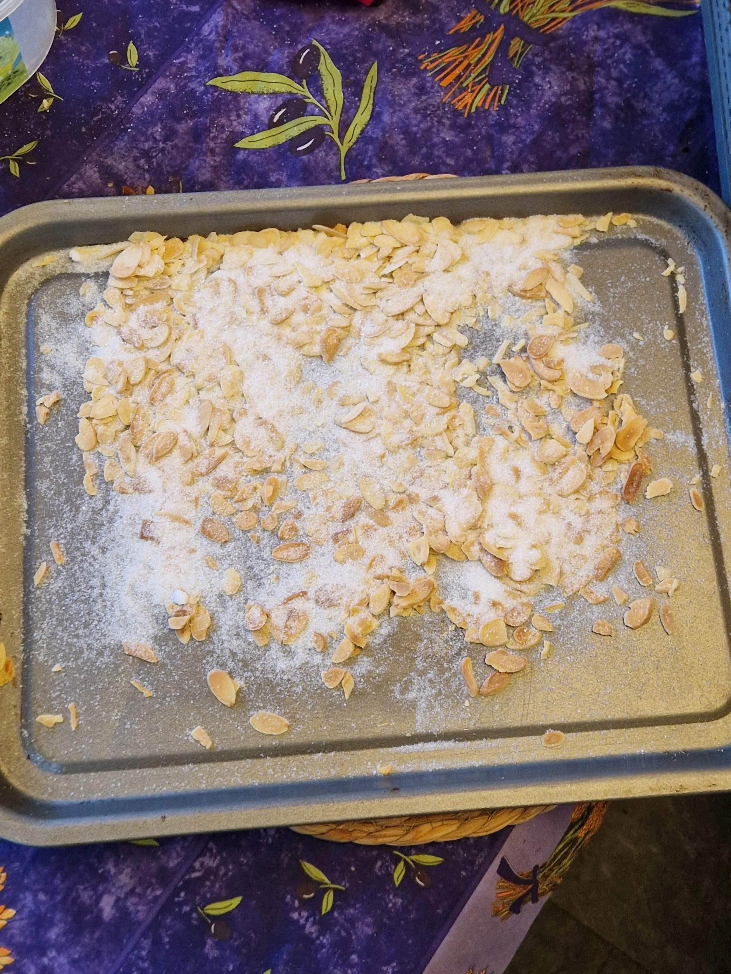 Flaked almonds in the almost croissant gelato