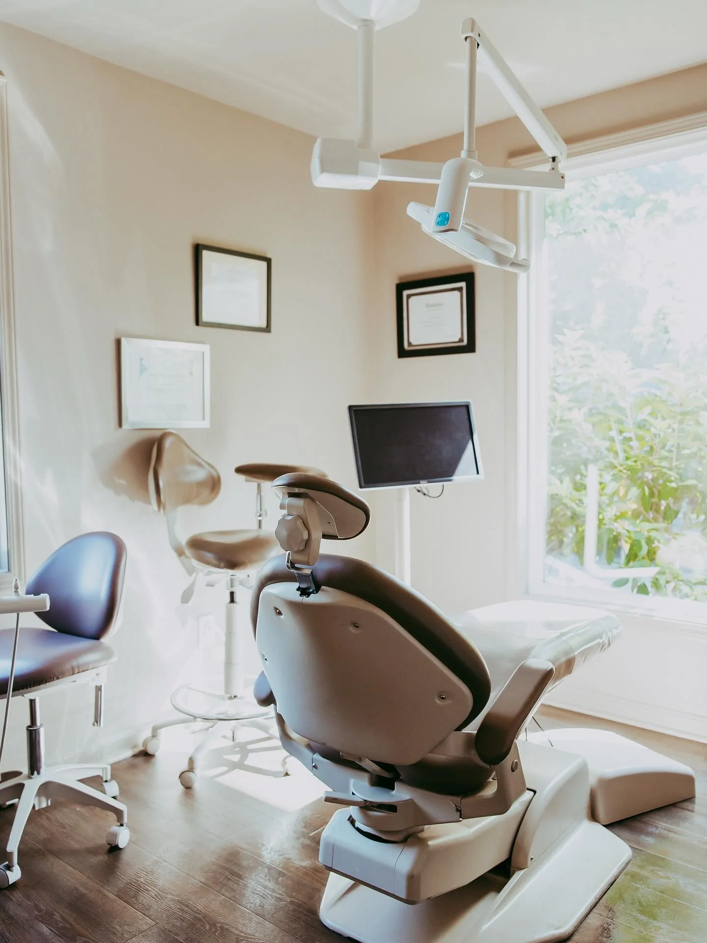 Weekend vibes are always brighter with a confident smile! 

Whether you&rsquo;re out with friends or just enjoying some downtime, let your smile be your best accessory. 

From whitening and veneers to full smile makeovers, our chair is ready when you