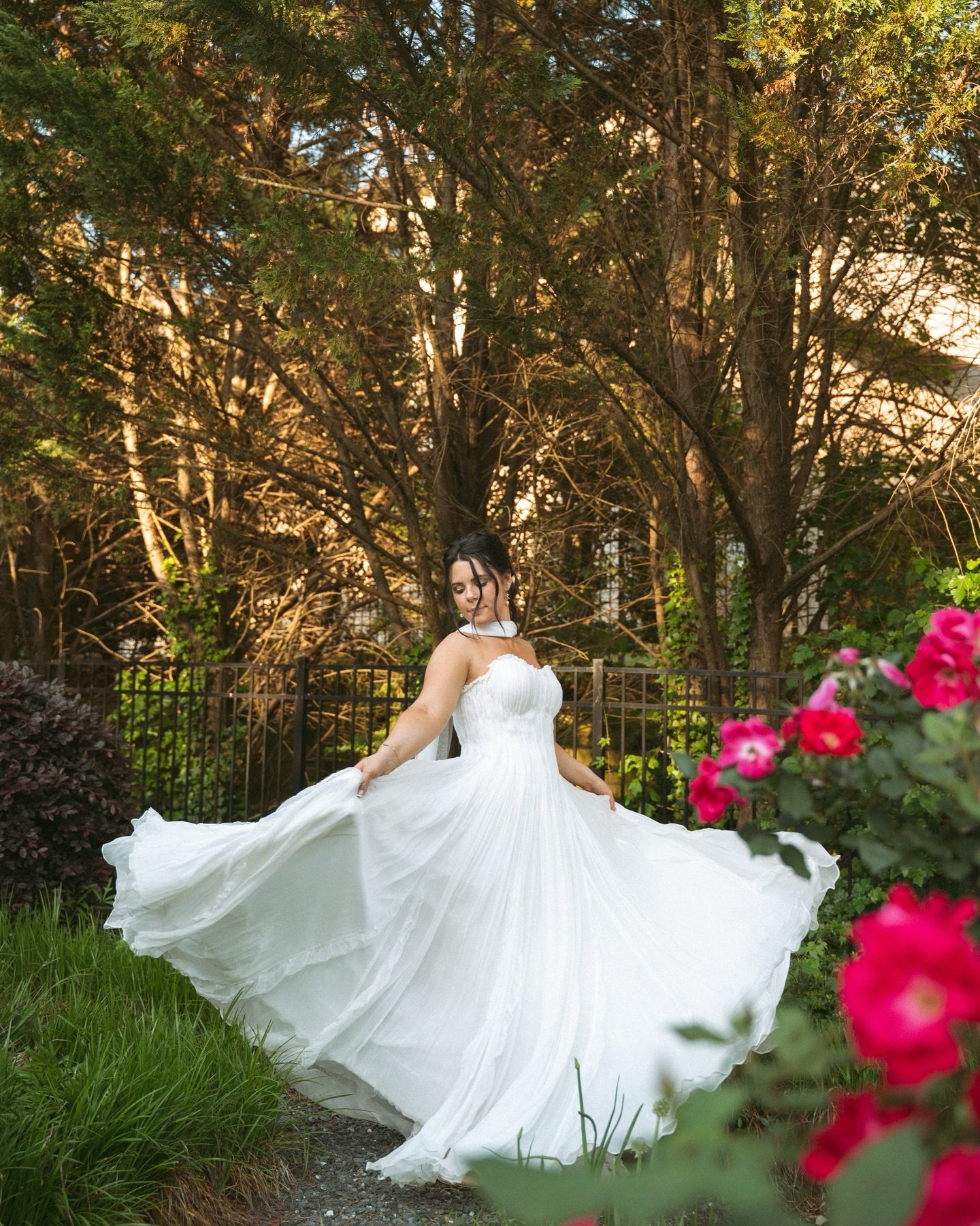 A wedding dress that was made for dancing around in a garden 💐

SS for @jordanyvonnephotos