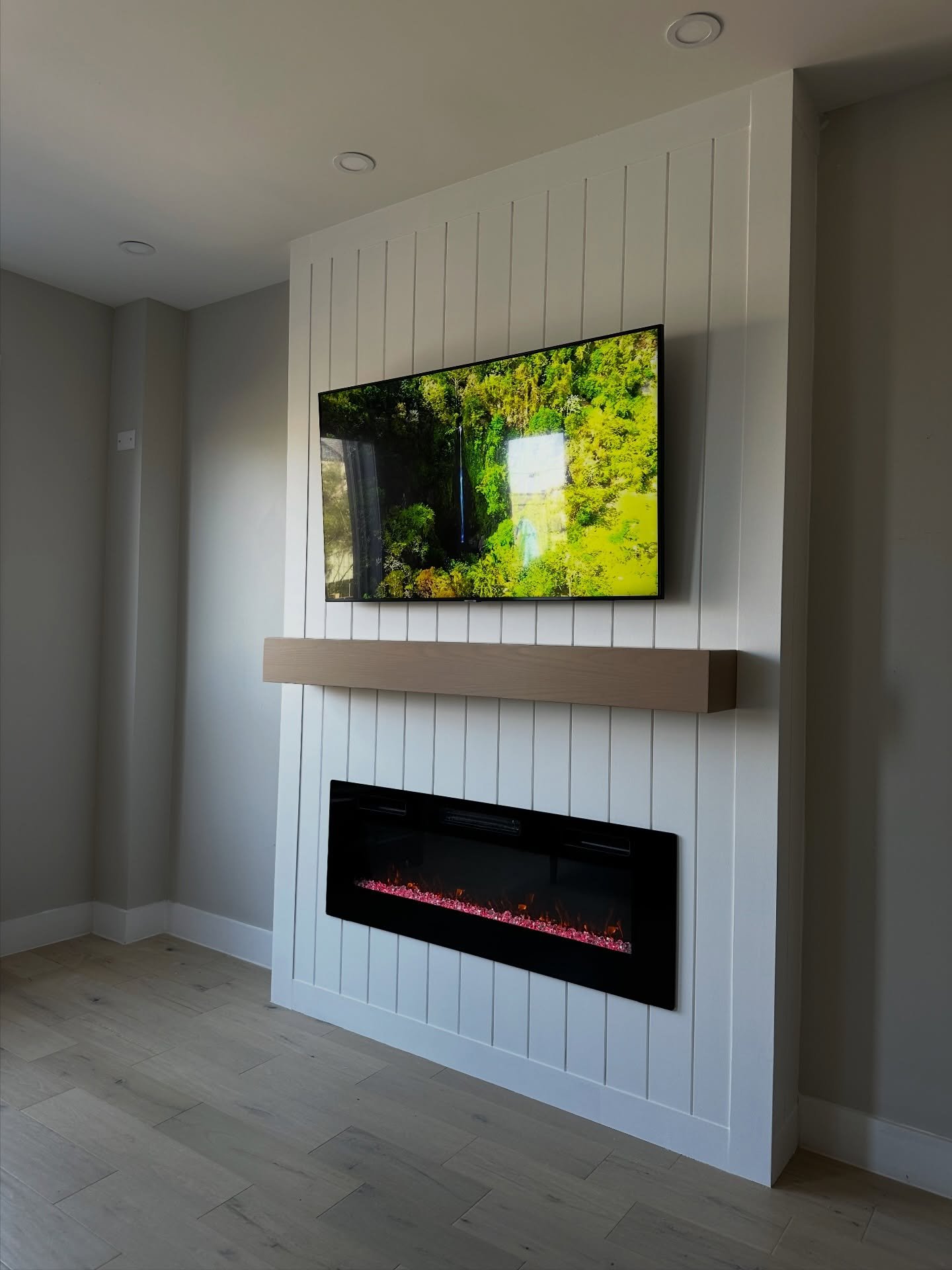 Modern farmhouse vibes done right 🤍🔥
This white shiplap fireplace features a handcrafted oak mantel and a crisp, timeless finish.
A perfect blend of luxury and comfort &mdash; exactly what we aim for at Finished Basements Toronto.

DM us to start p