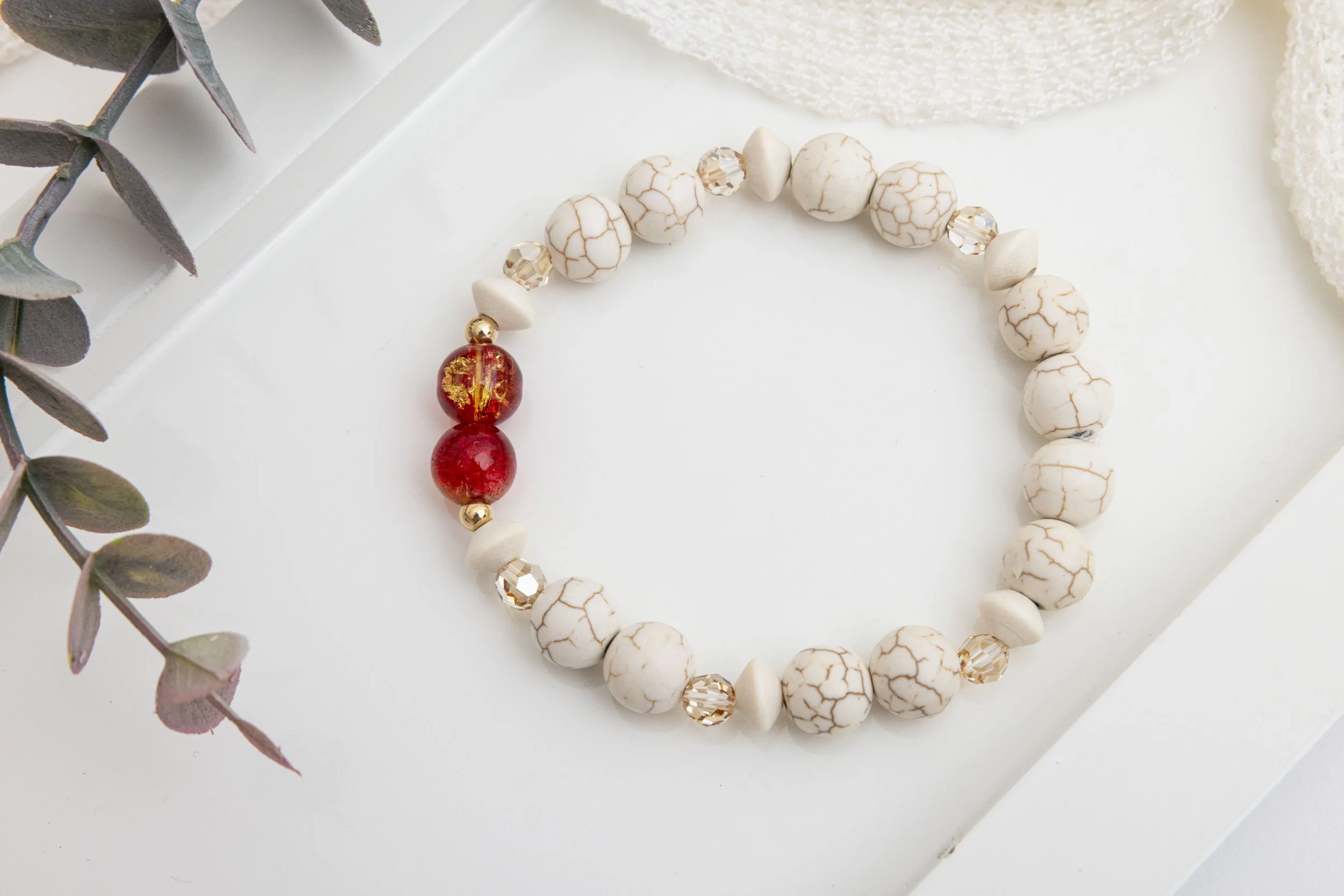 Bracelet en turquoise blanche, bicônes beiges, Swarovski & or 14 K