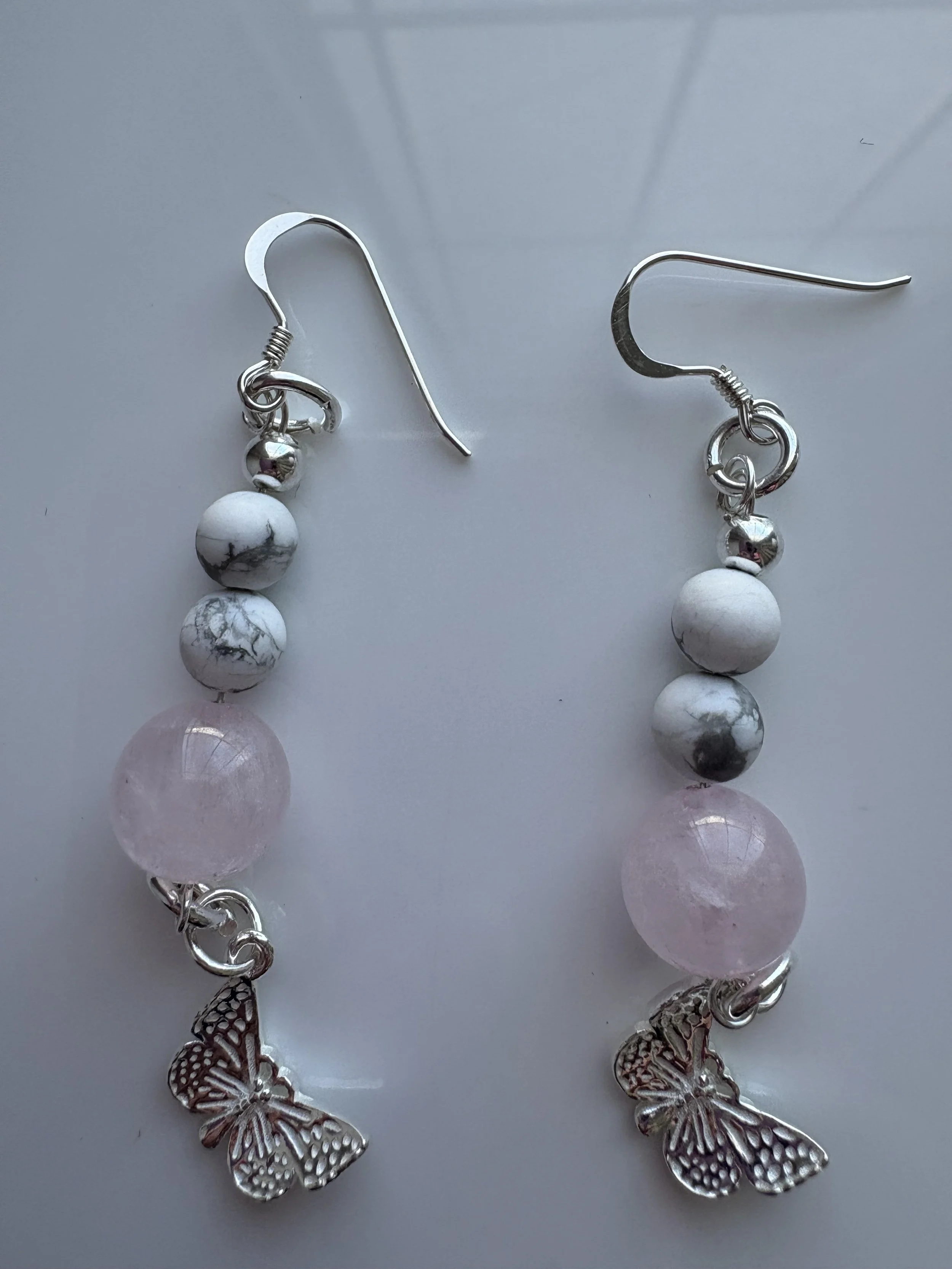 Coffret Amour de Soi - Boucles d'oreilles de quartz rose et howlite blanche avec huile de lavande do terra et mini-rituel