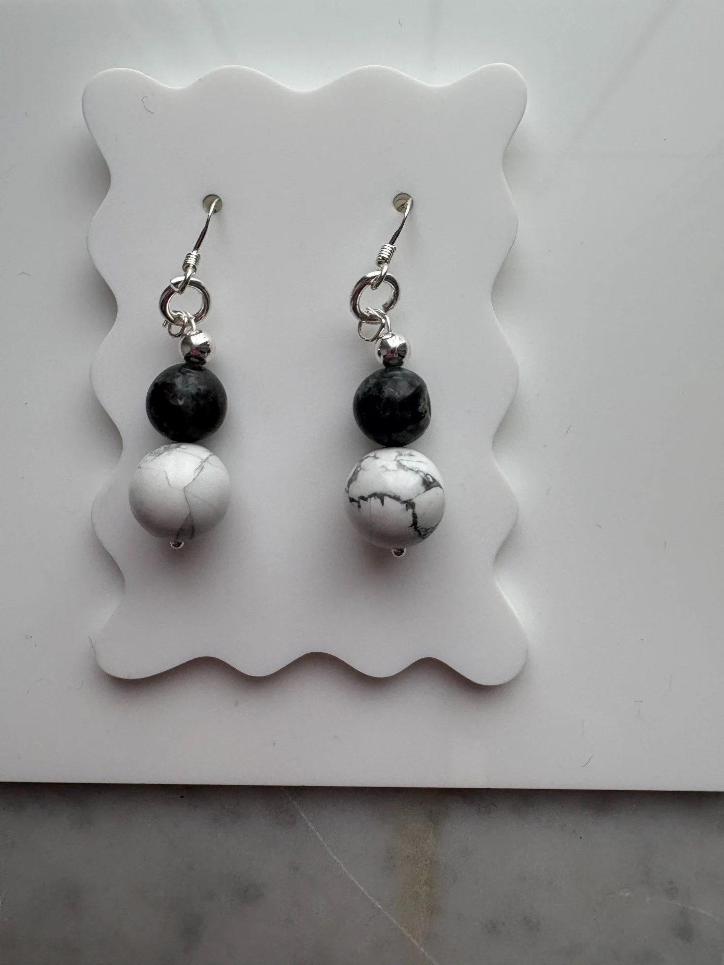 Boucles d’oreilles en howlite blanche & labradorite – Argent sterling 925