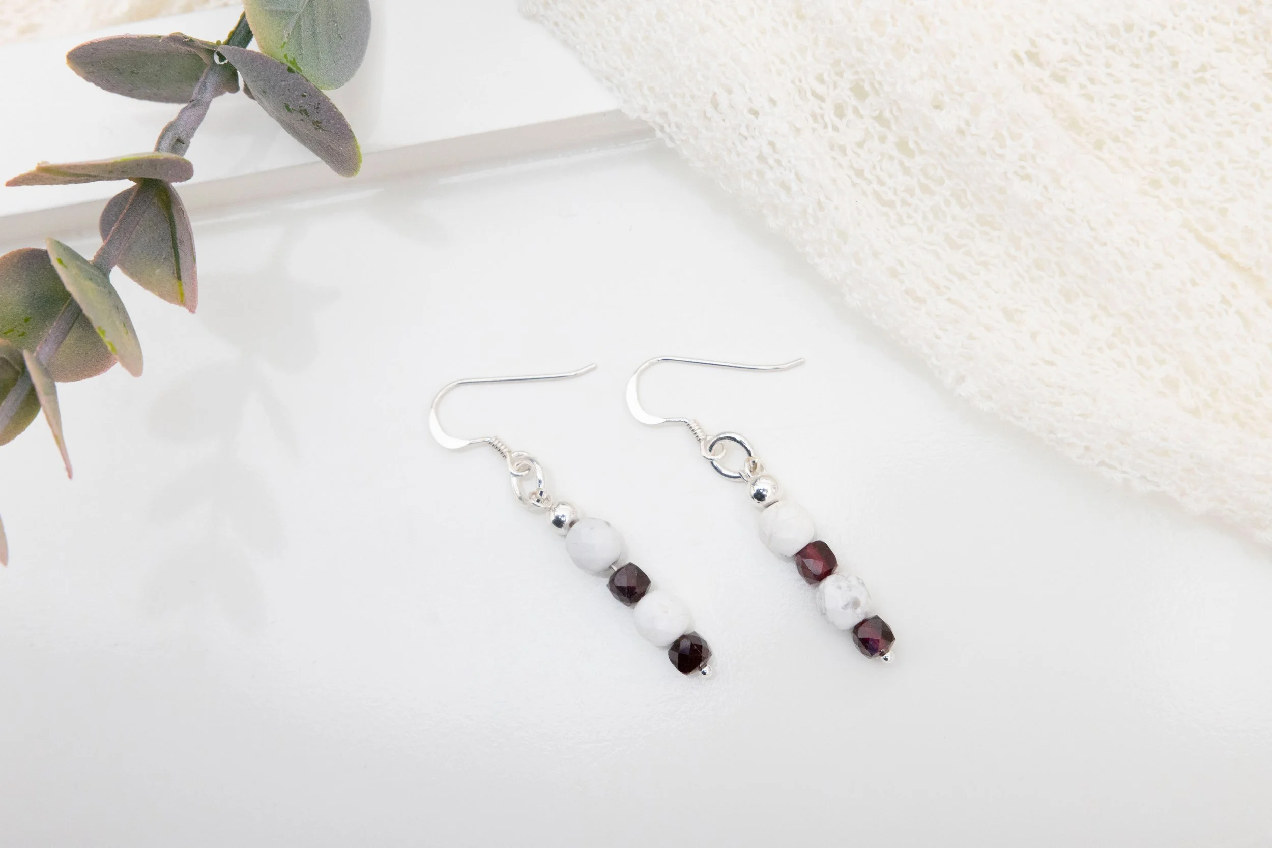 Boucles d’oreilles en howlite blanche facettée & grenat rouge – Argent sterling 925