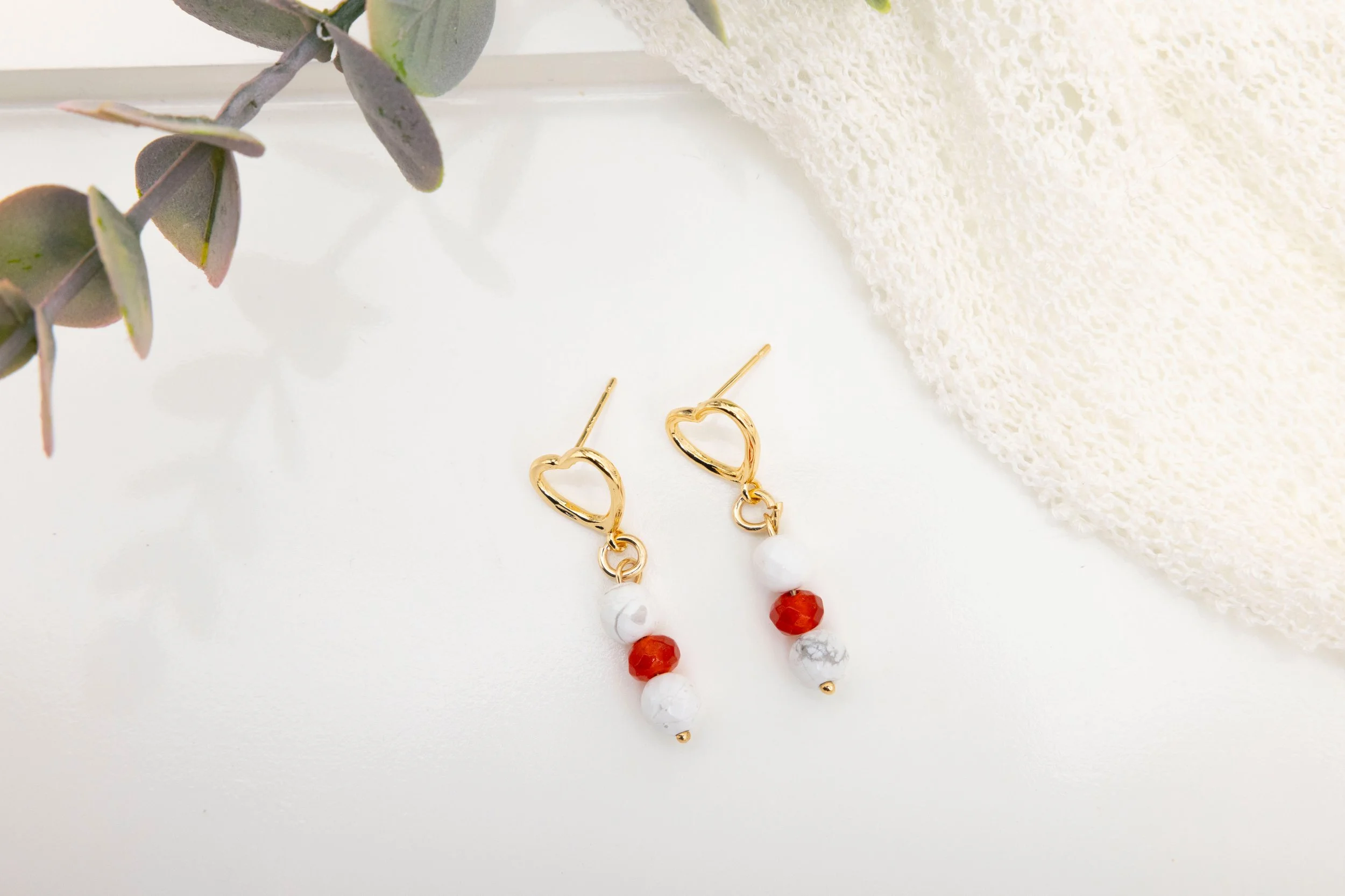 Boucles d’oreilles en or 14K, howlite & cornaline facettées – attache cœur gold filled