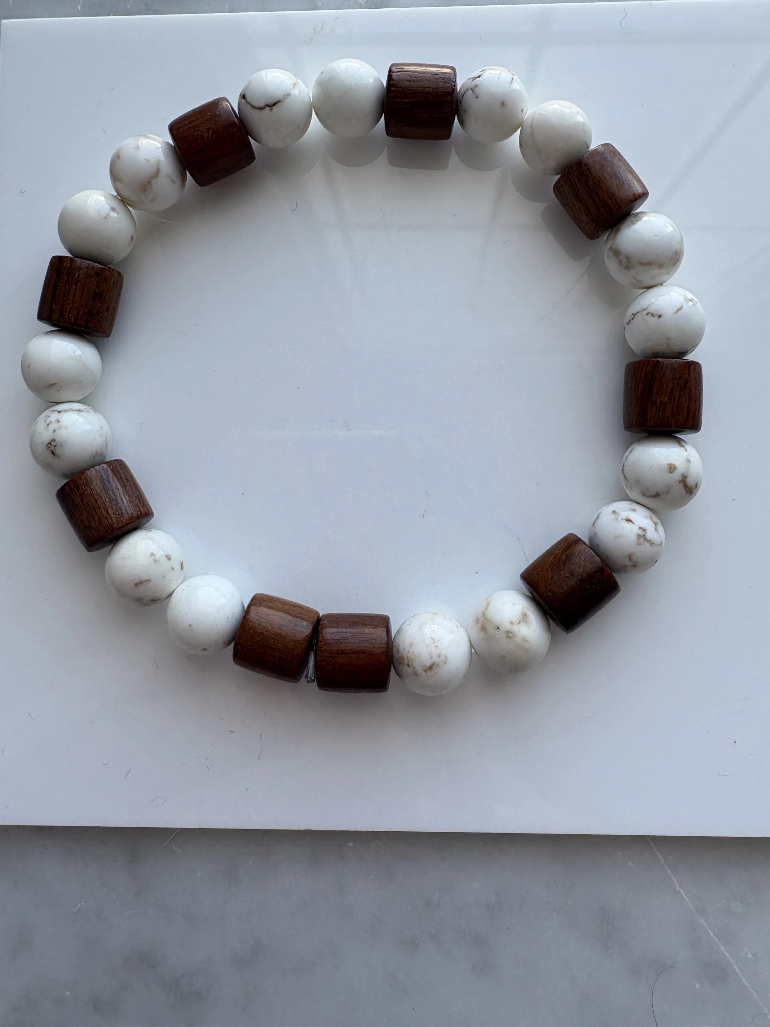 Bracelet Magnésite & Dark Redwood – Élégance Naturelle