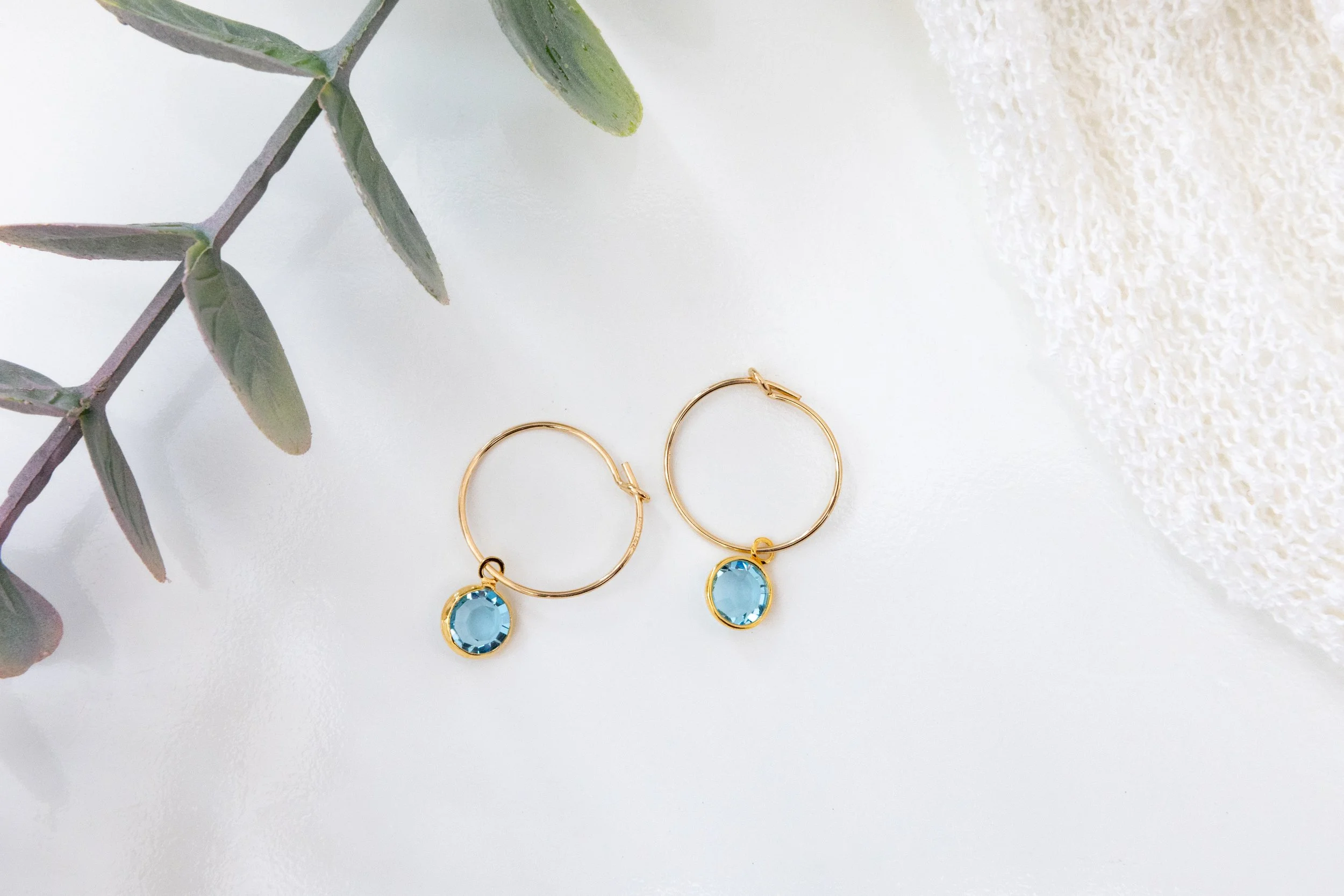 Boucles d’oreilles créoles en or 14K avec aigue-marine
