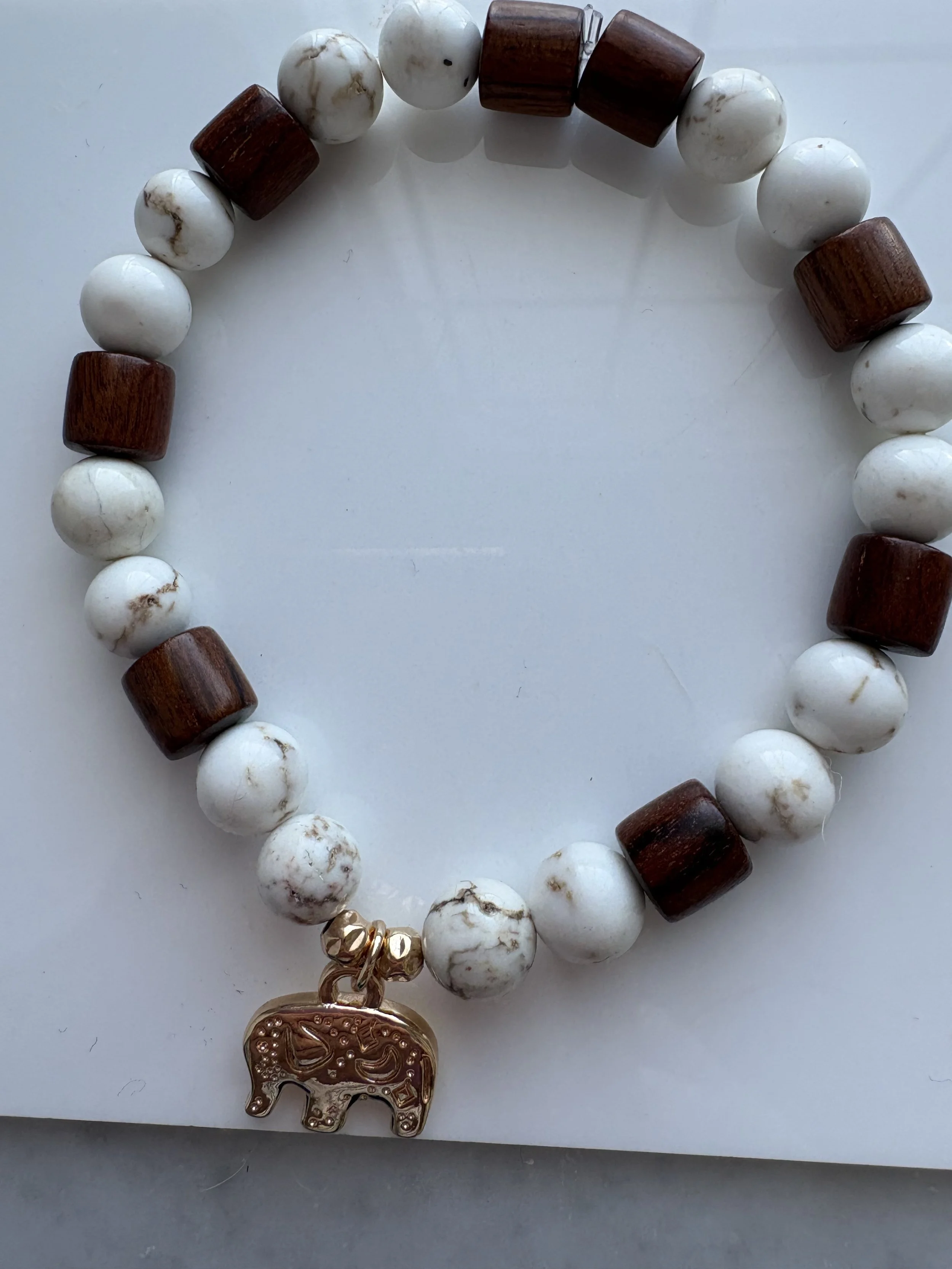 Bracelet Dark Redwood & Magnésite – Perles en Or 14K Martelées & Élément Éléphant