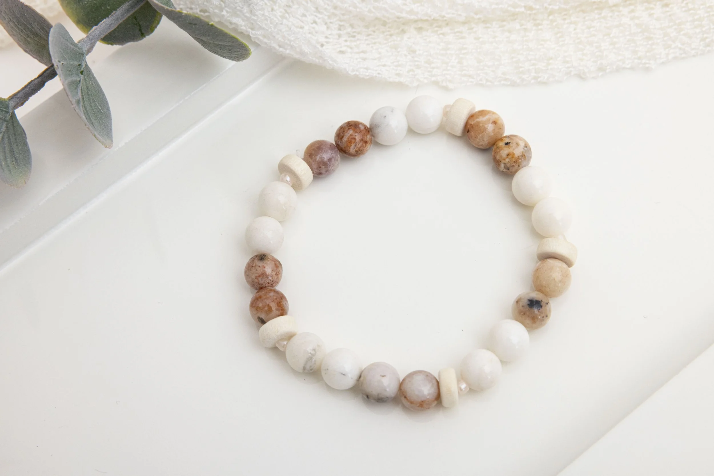 Bracelet en opale mexicaine, perles d’eau douce & bois crème