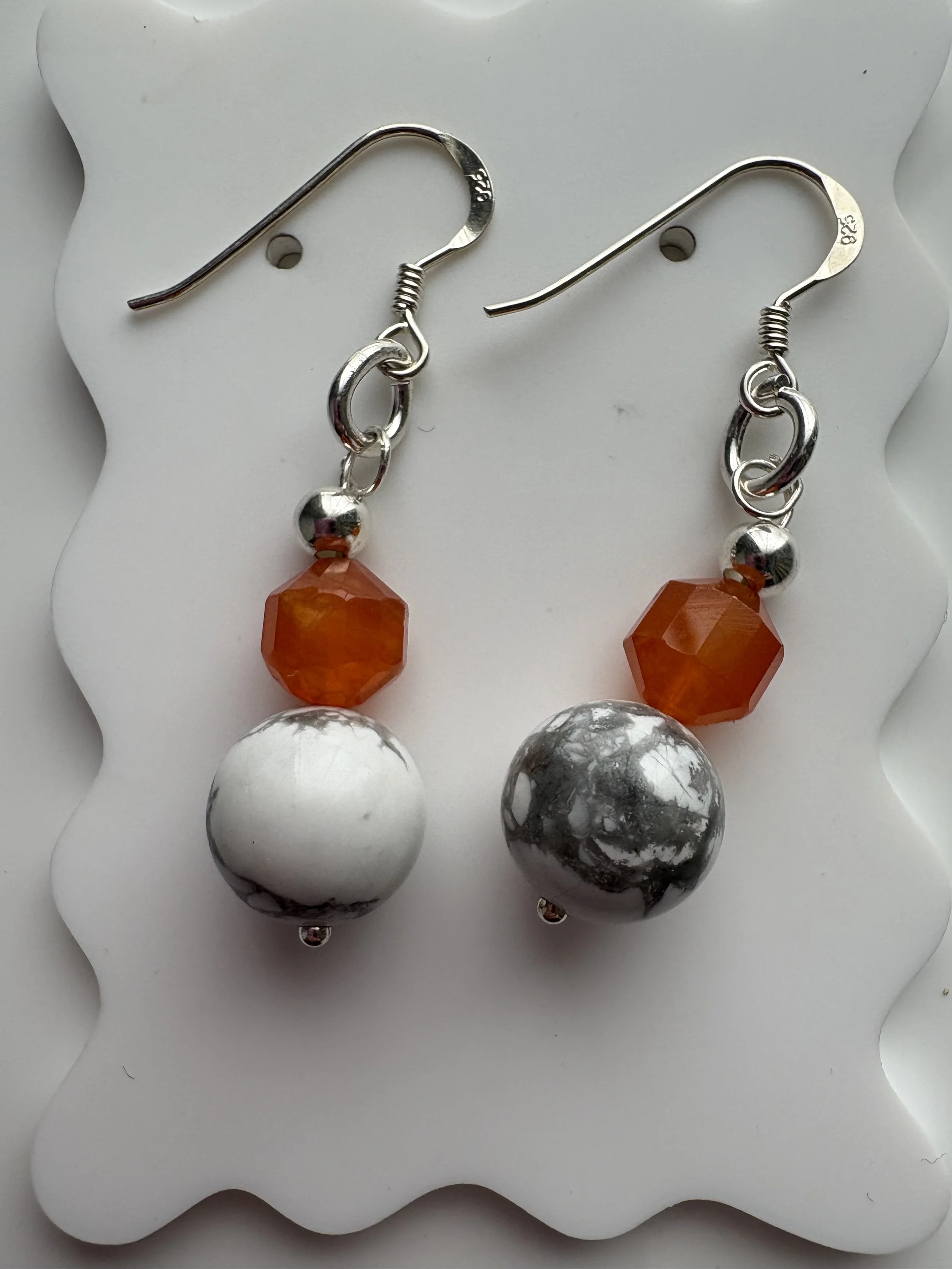 Boucles d’oreilles en howlite blanche & cornaline facettée – Argent sterling 925