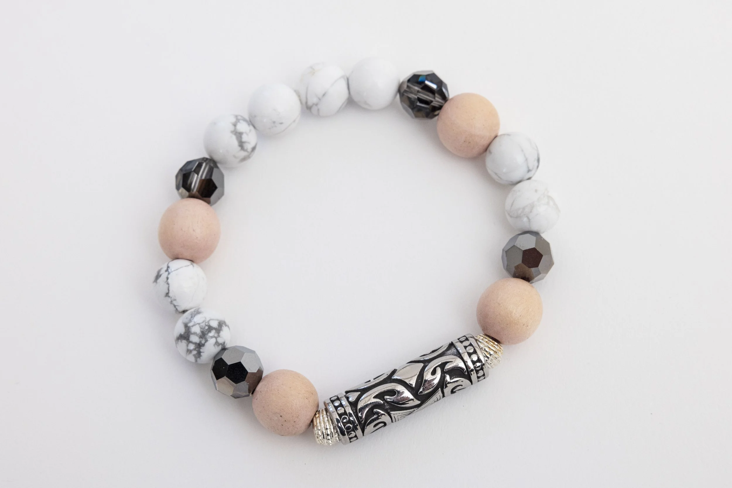 Bracelet en Howlite blanche, bois rose, Swarovski noir & tube tibétain