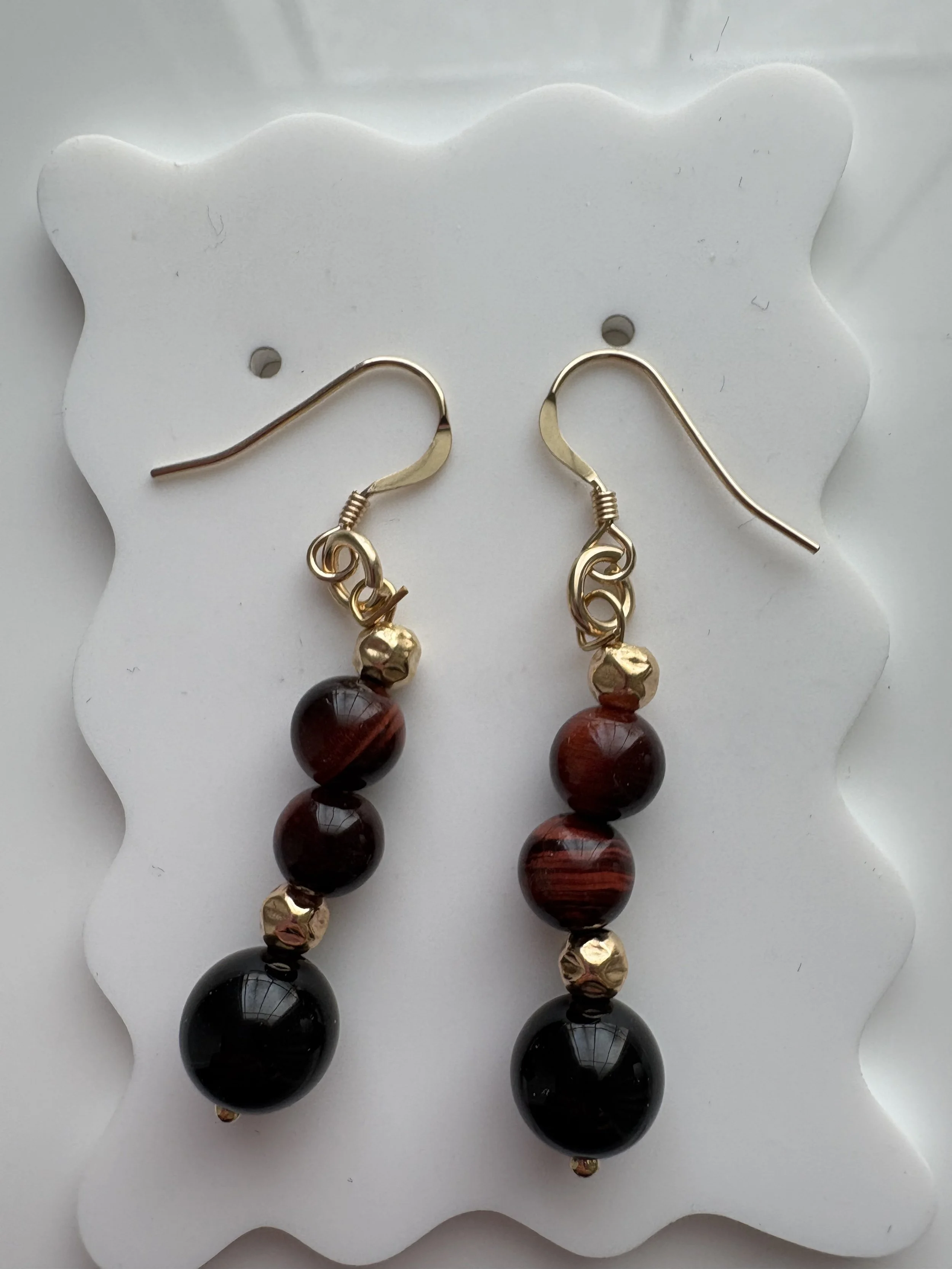 Boucles d’oreilles Œil de Tigre Rouge & Onyx Noir – Or 14K