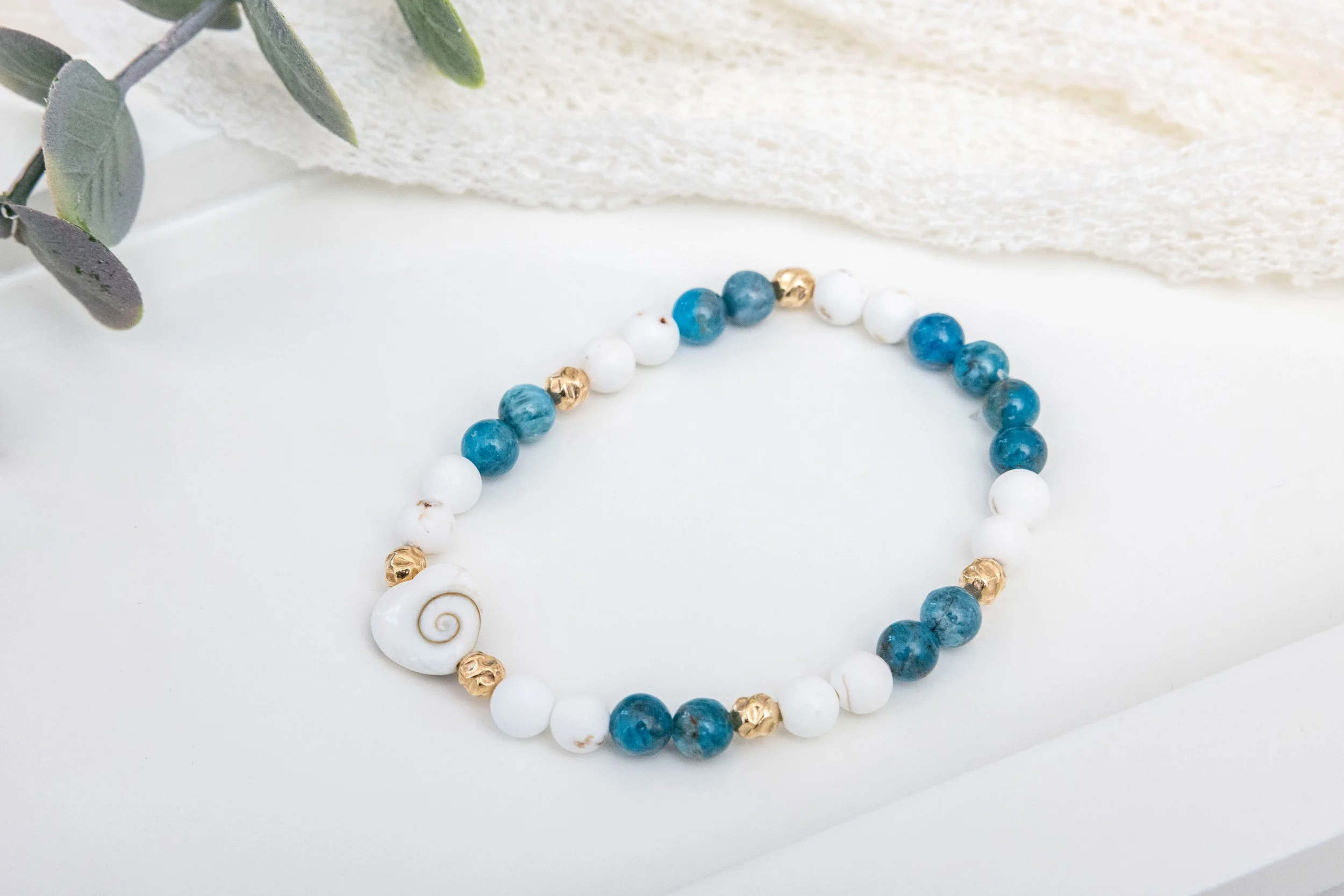 Bracelet Apatite & Magnésite – Perles en Or Martelées & Cœur Shiva