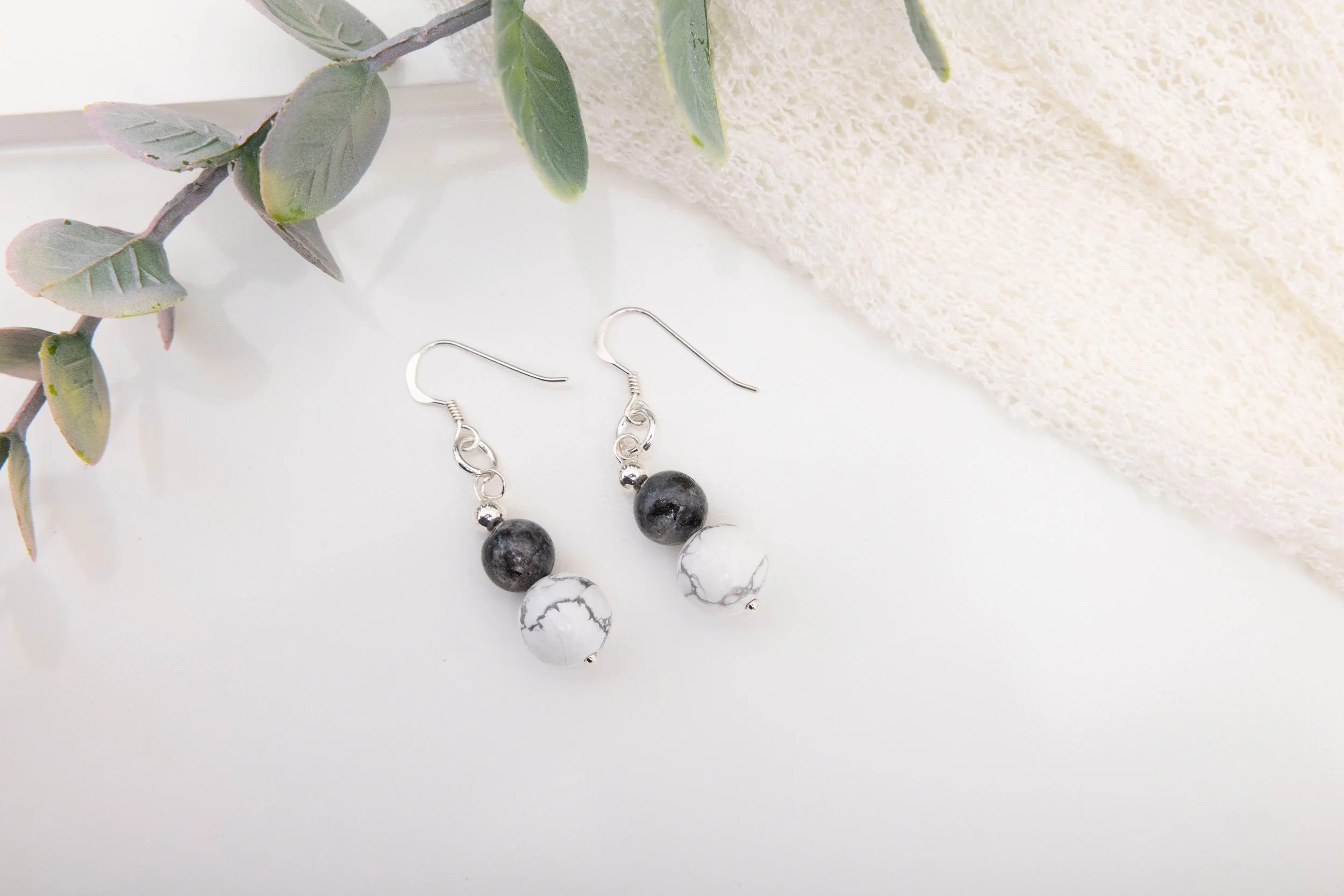 Boucles d’oreilles en howlite blanche & labradorite – Argent sterling 925