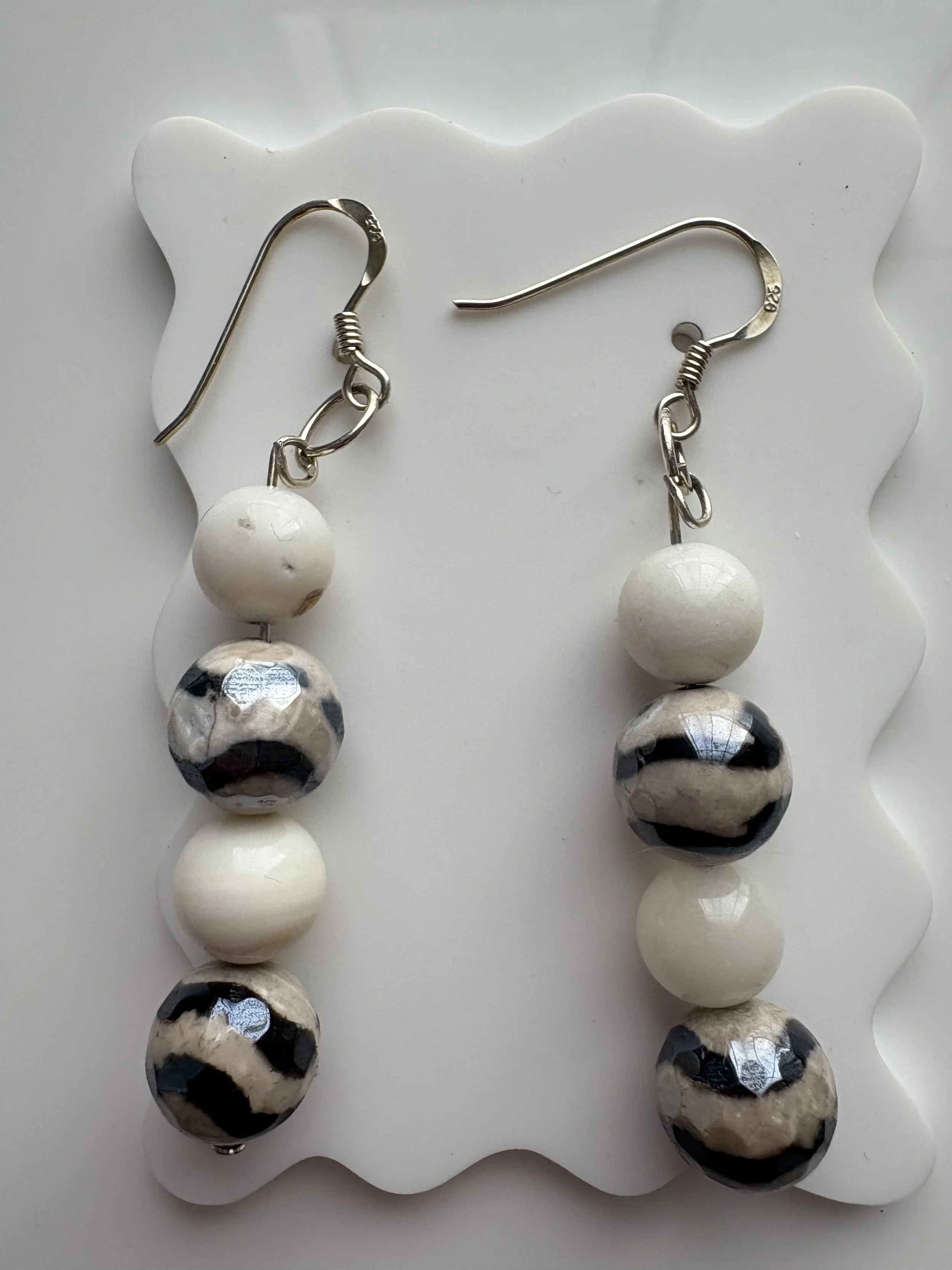 Boucles d’oreilles en agate tibétaine beige & noire avec perles d’eau douce – Argent sterling 925