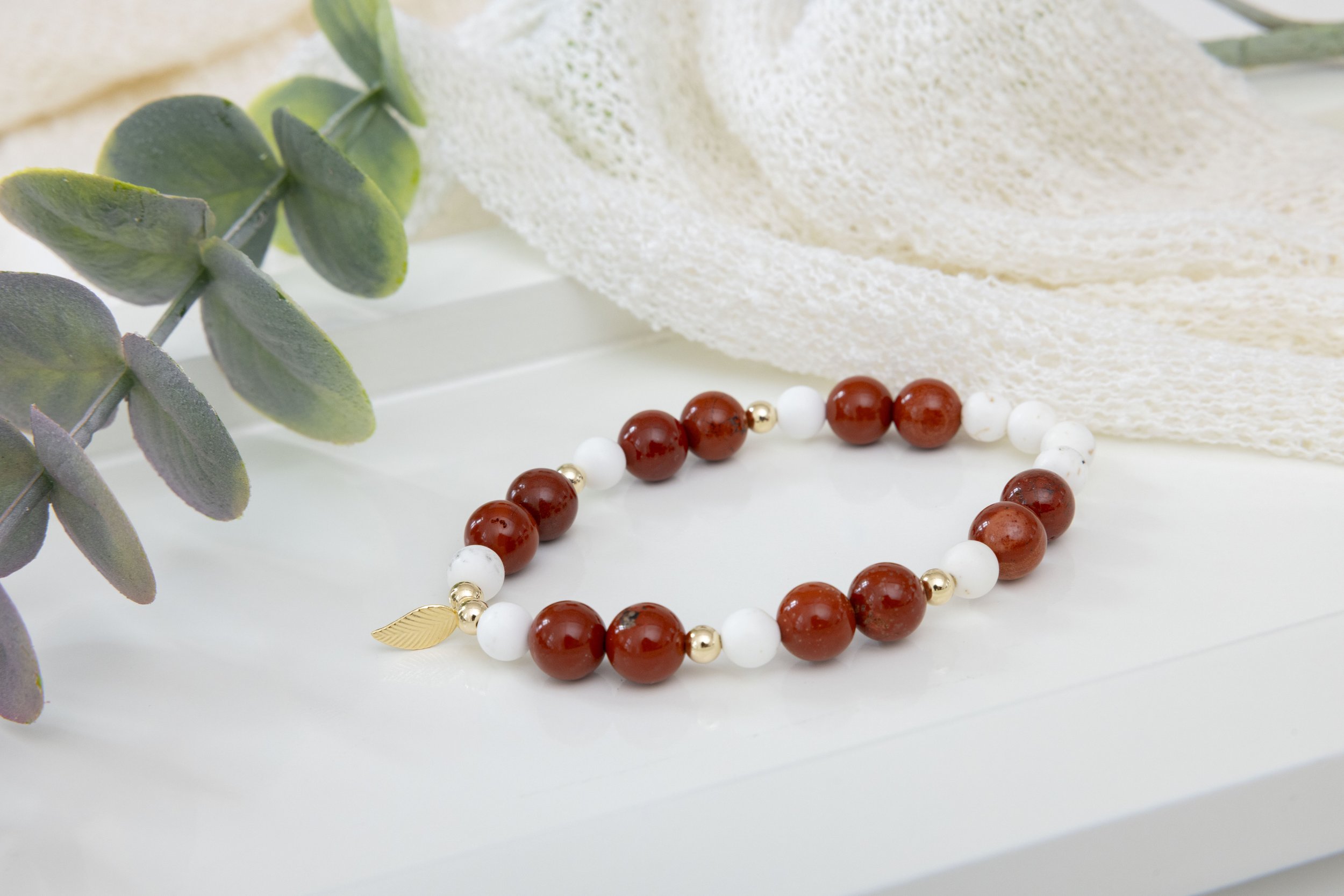 Bracelet Jaspe Rouge, Magnésite Blanche et Or 14K