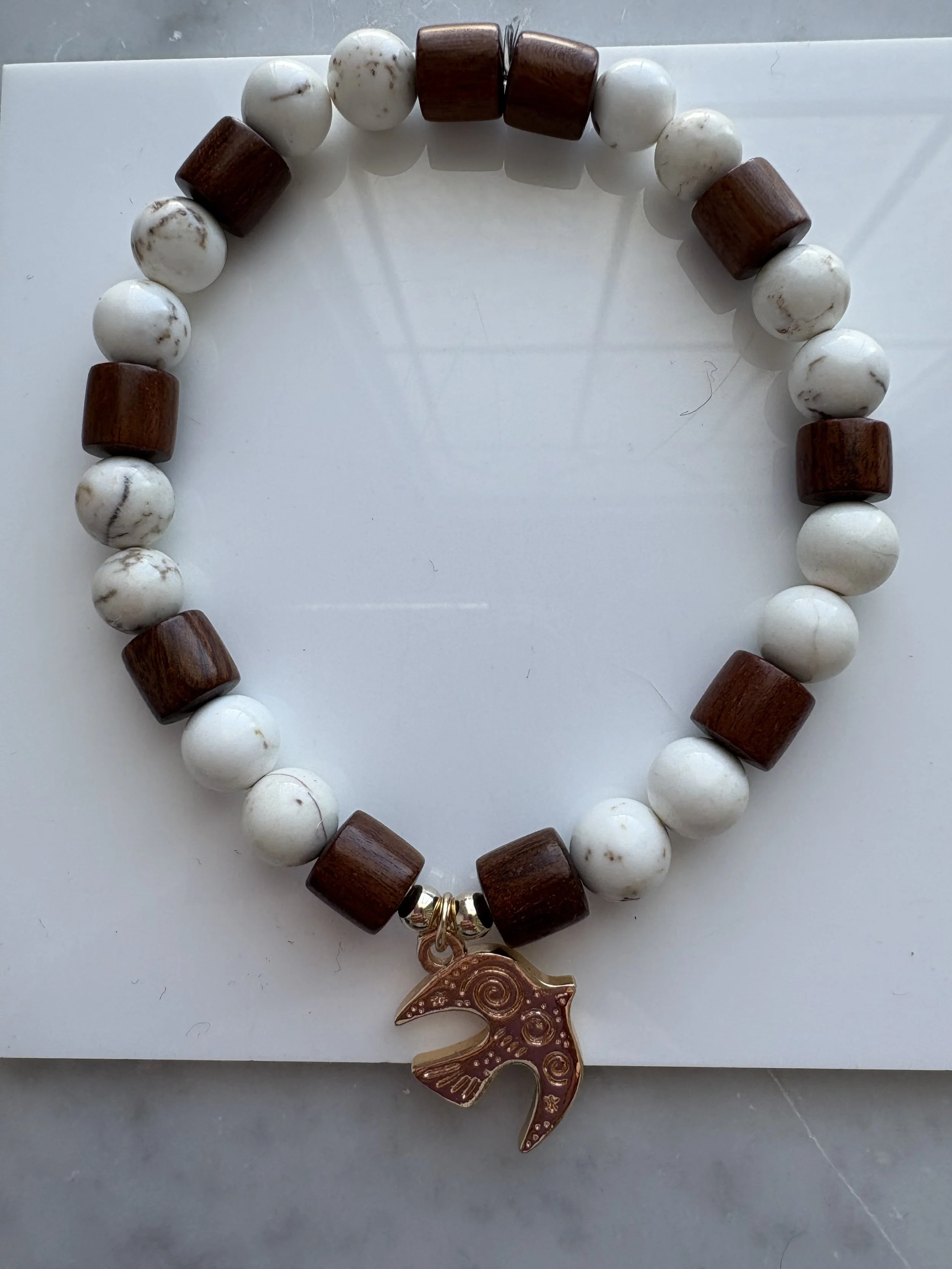 Bracelet Dark Redwood & Magnésite pour hommes – Perles en Or & Breloque Hirondelle