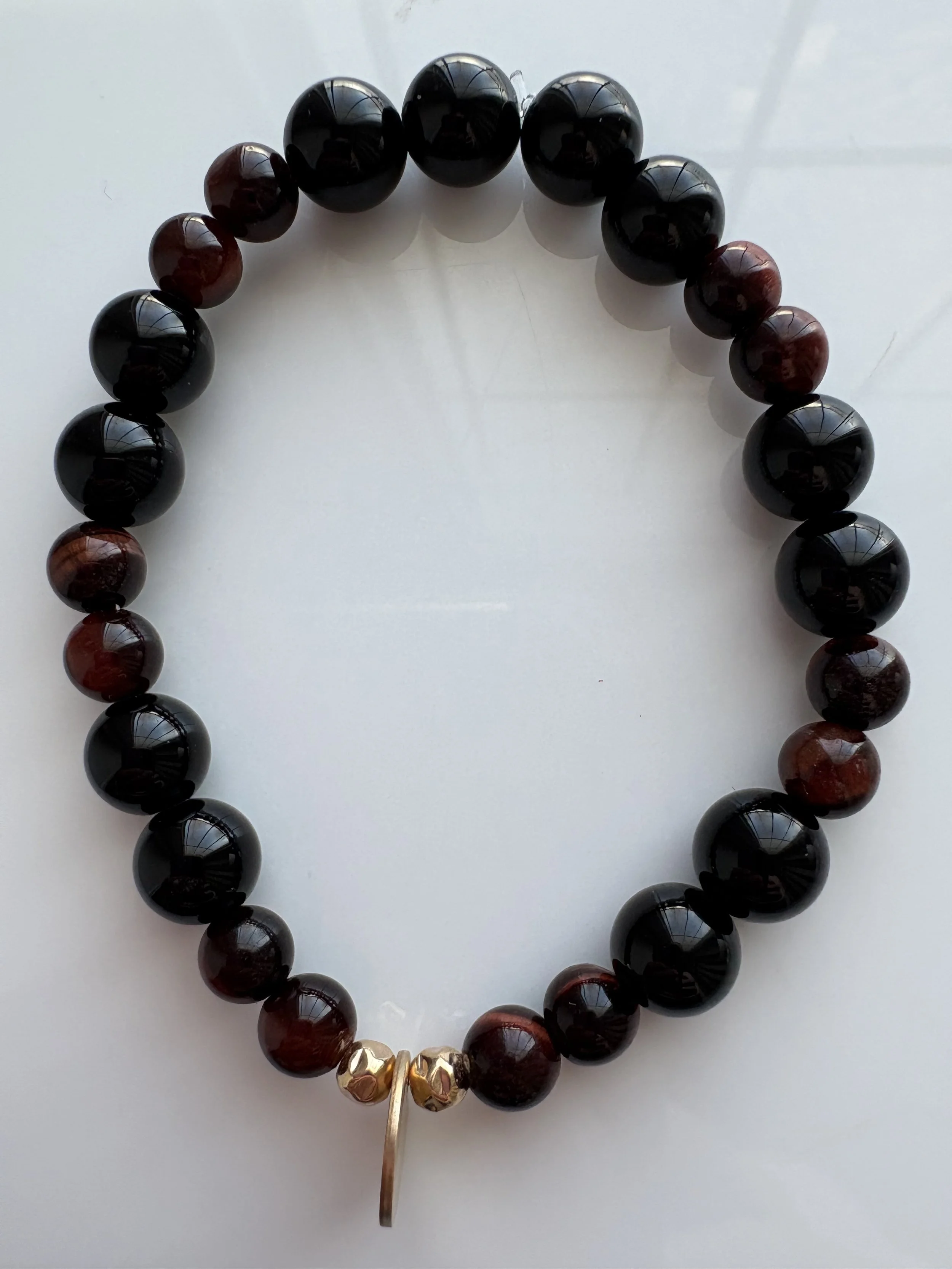 Bracelet Œil de Tigre Rouge & Onyx Noir – Or 14K
