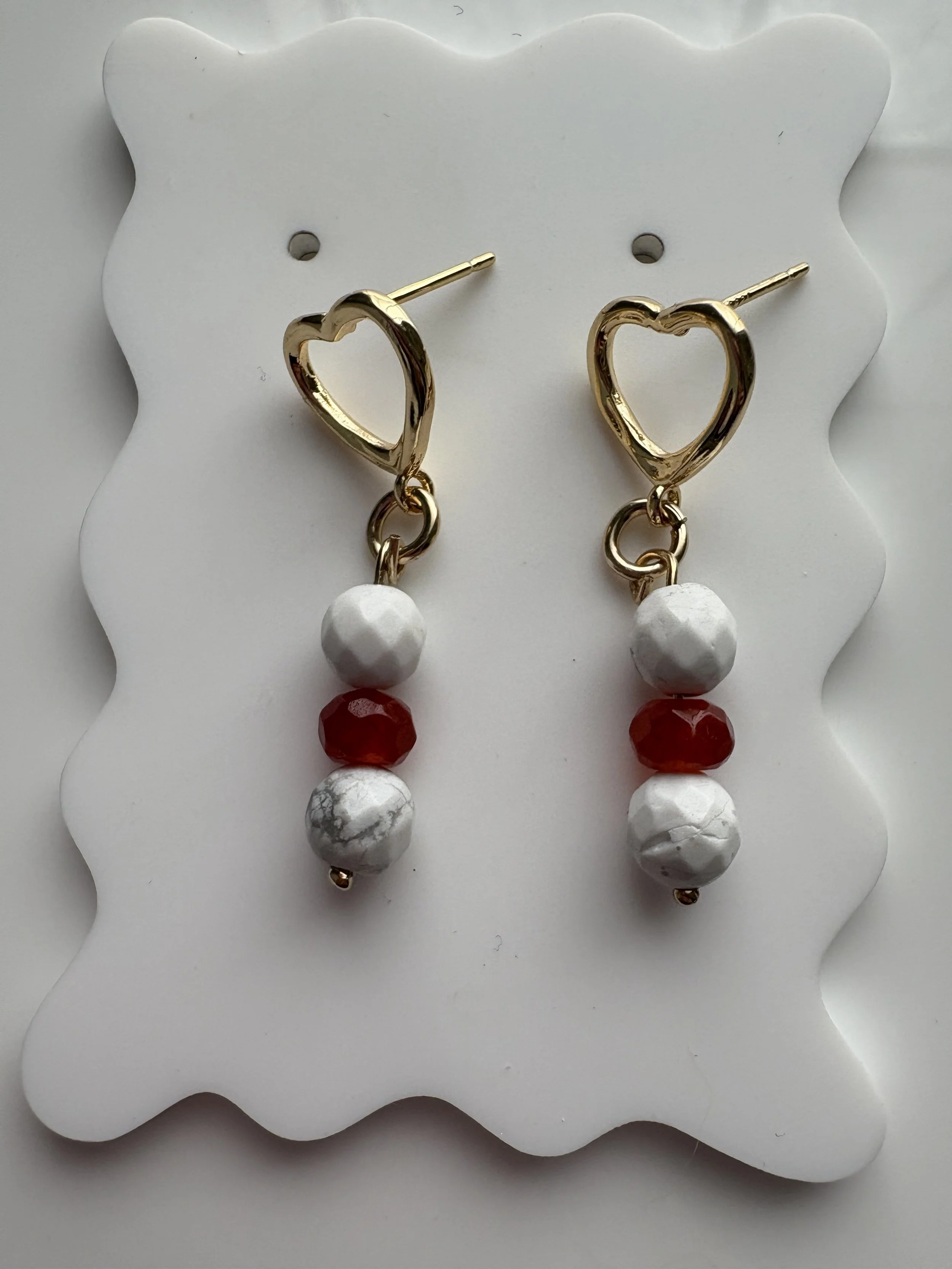 Boucles d’oreilles en or 14K, howlite & cornaline facettées – attache cœur gold filled