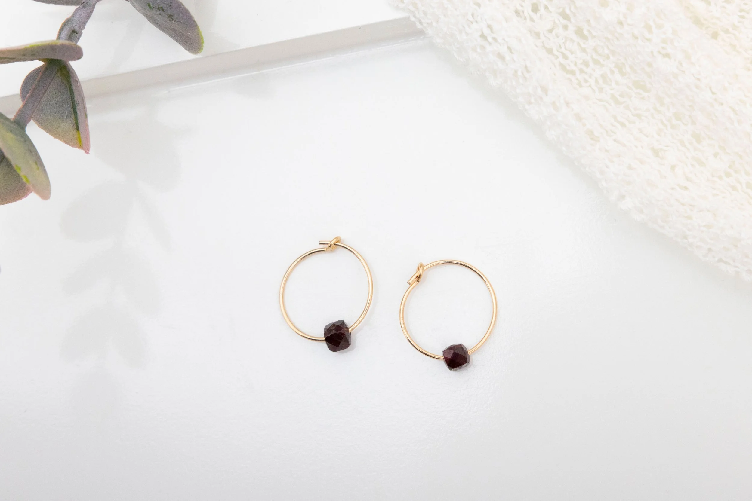 Boucles d’oreilles en or 14 K & grenat facetté