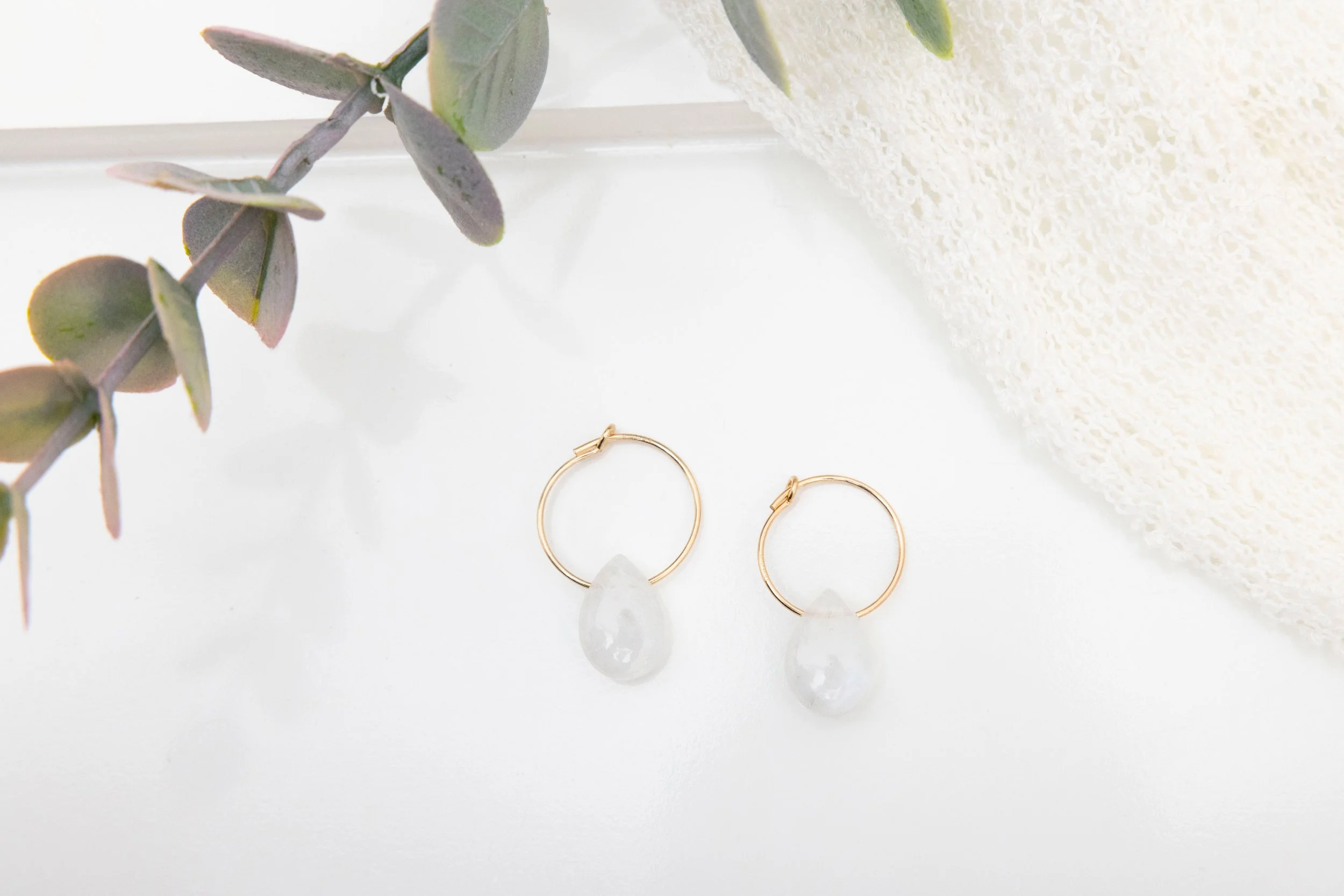 Boucles d’oreilles en or 14 K & pierres de lune blanches